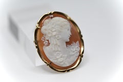 Elegante Broche Camafeo de Oro Tallado en Concha