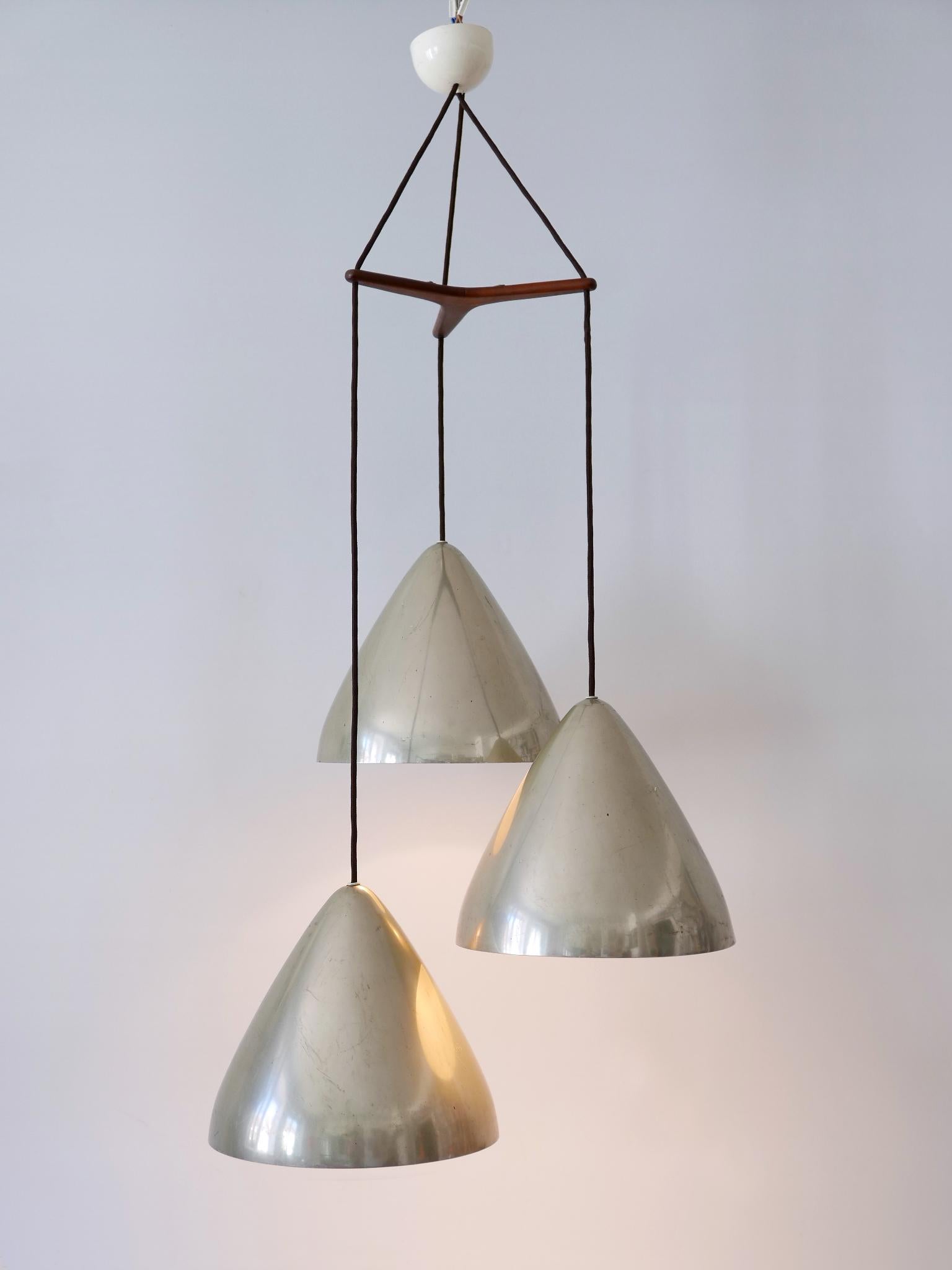 Lovely and Elegant Mid-Century Modern three-flamed cascading pendant lamp or chandelier. Designed by Lisa Johansson-Pape for Orno, Finland, 1960s. Signed to each bulb socket: ORNO

Executed in aluminium, the pendant lamp / chandelier has 3 x E27 /