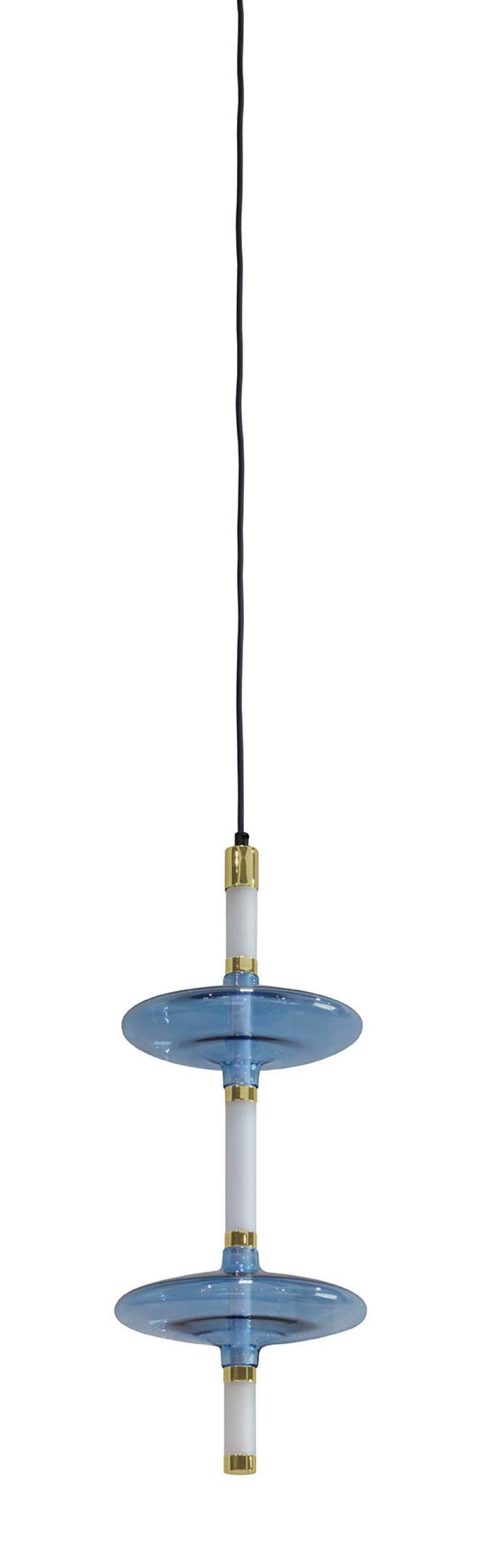 La lampada Giunco incarna la grazia con la sua linea sottile e raffinata. 


Con un diffusore in vetro soffiato trasparente e colorato intervallato da elementi in metallo con finiture preziose, questa lampada poco appariscente emette una luce