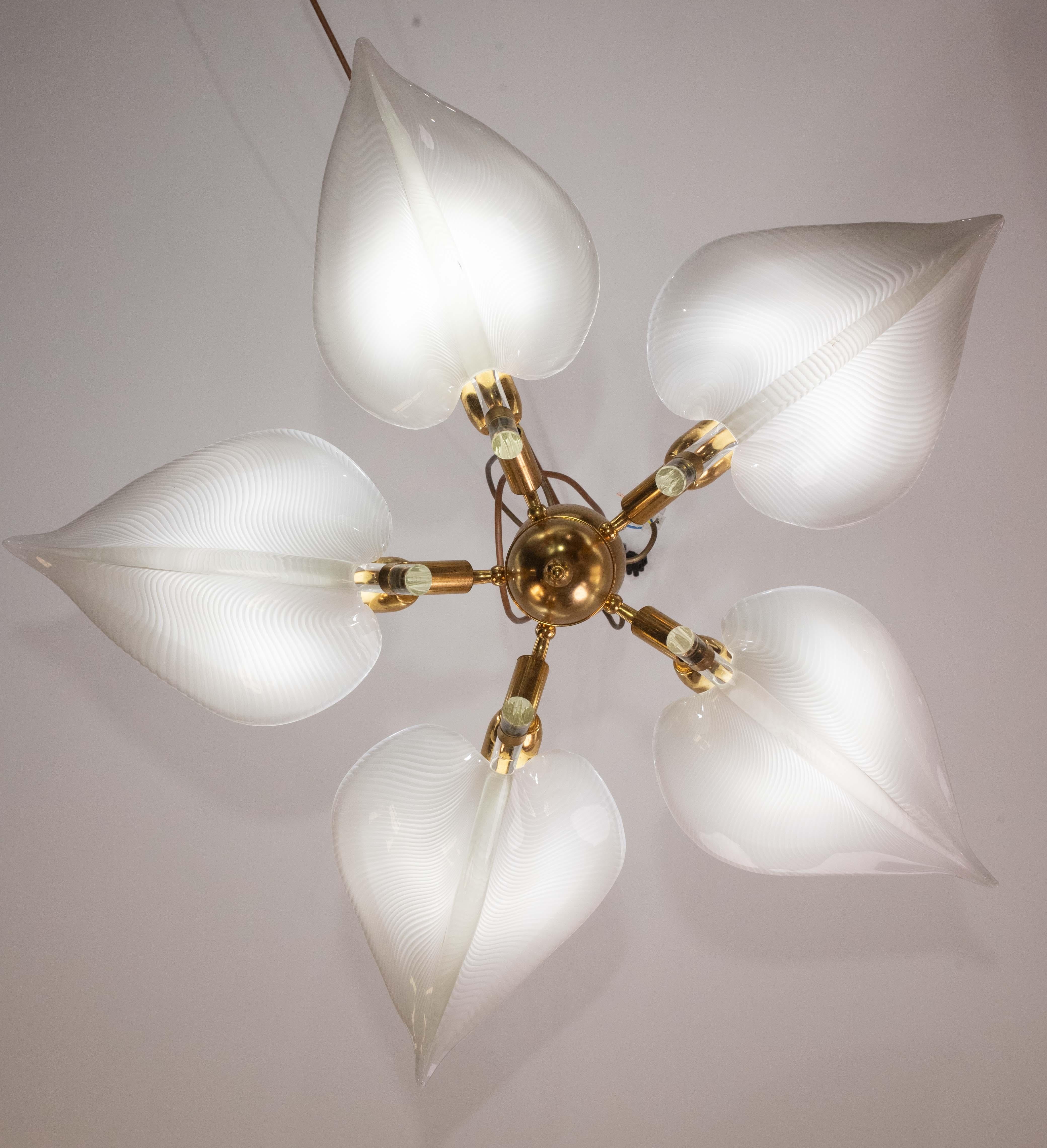 Grande e preziosa plafoniera di Murano con foglie in vetro soffiato a mano e ferramenta placcata in oro del famoso maestro designer Franco Luce.

Le cinque foglie di vetro o le tre code di gatto non presentano scheggiature, crepe o