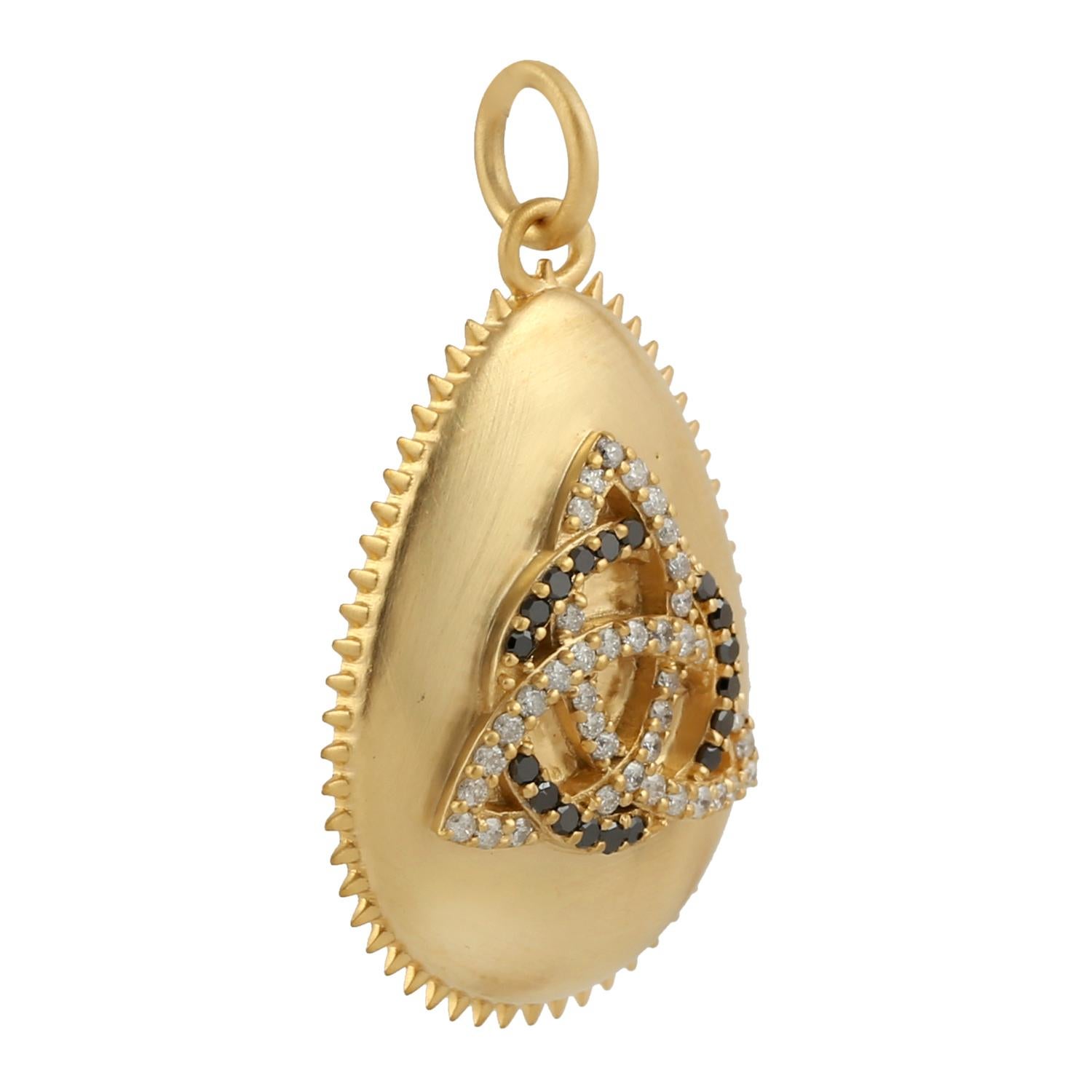 Artigiano Elegante ciondolo a forma di nodo celtico in oro 14 carati con diamanti bianchi e neri in vendita