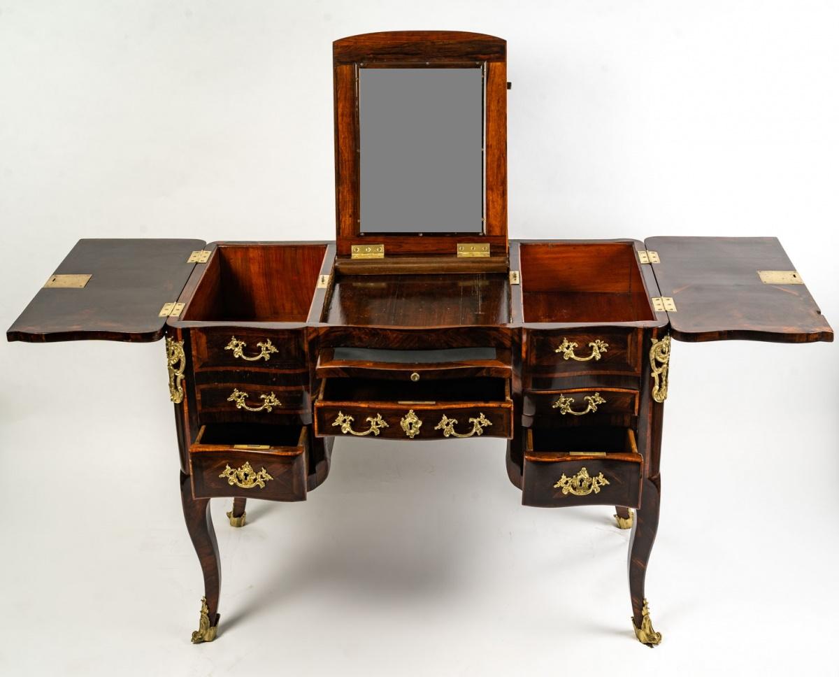 Elegant centre console
Very elegant centre dressing table, curved all around in rosewood veneer.
Period: Louis XV - Mid 18th century
Stamp : D GENTY received, master in 1754
Dimensions (closed) : H :75 x W :97 x D :50cm.