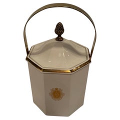 Elegante secchiello per il ghiaccio in porcellana con stemma, firmato Ernest John