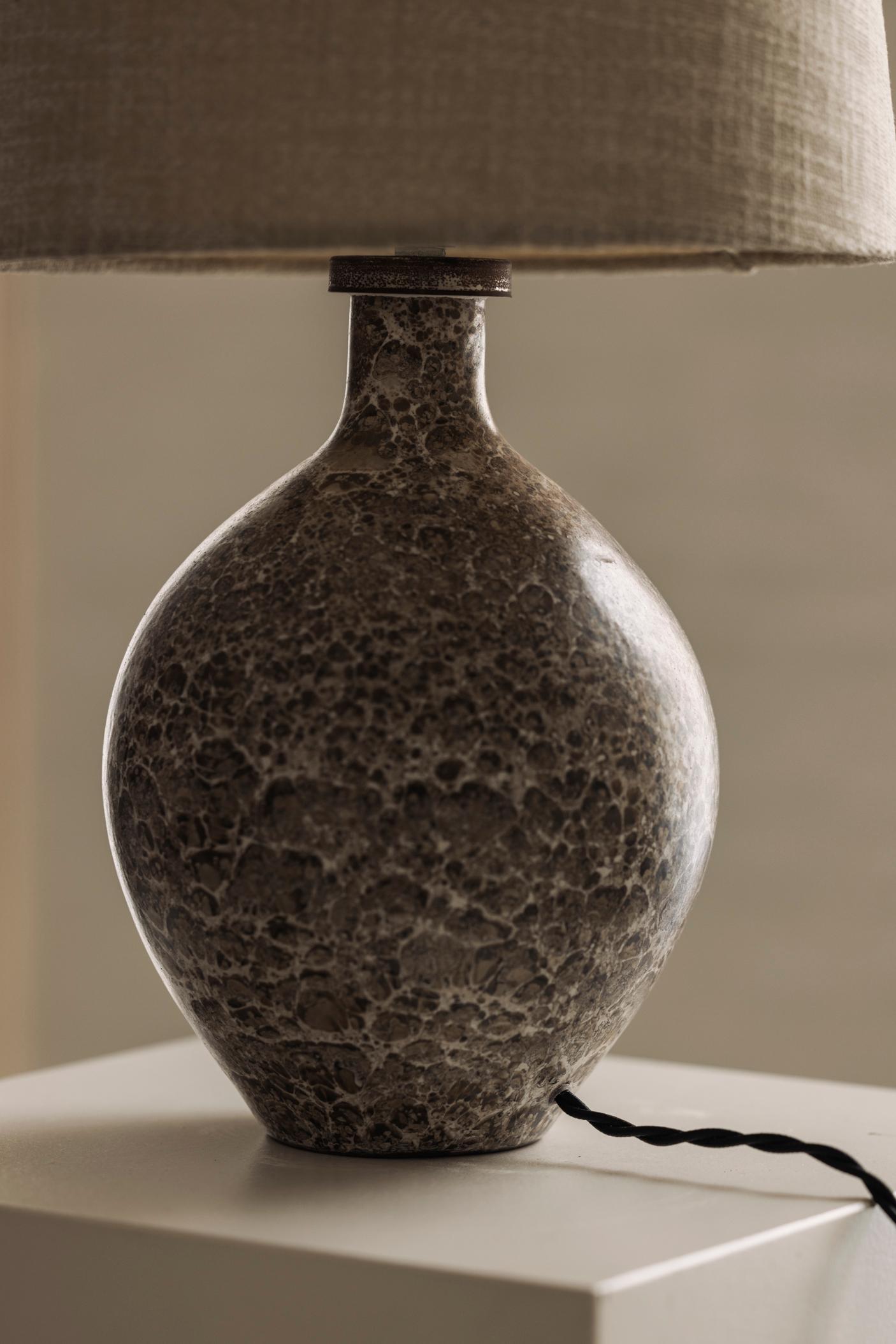 Elegant ceramic table lamp sourced in France dating from the 1960s For Sale 3