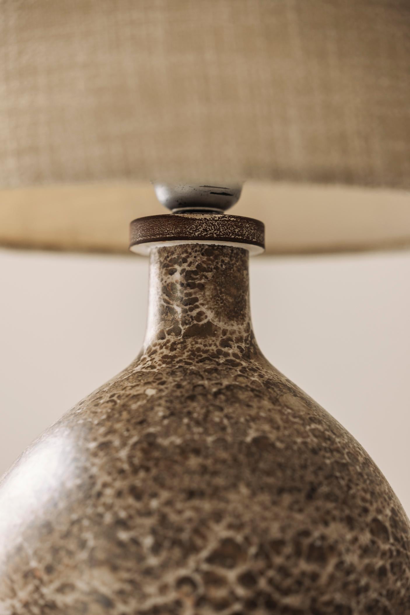 Elegant ceramic table lamp sourced in France dating from the 1960s For Sale 1