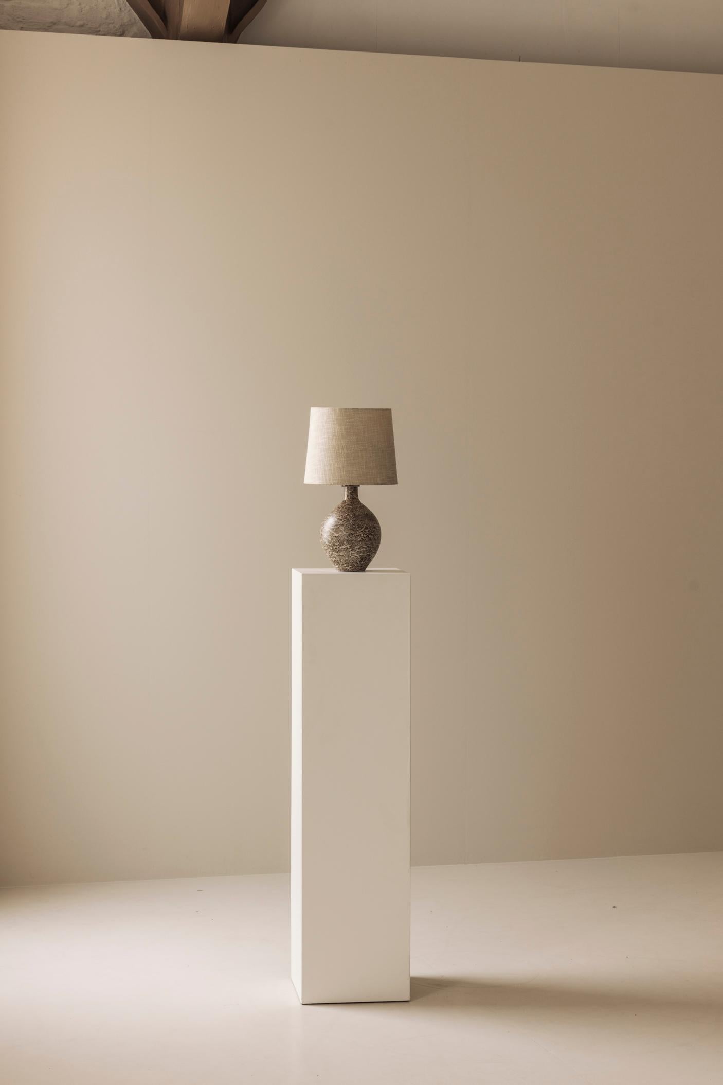 Elegant ceramic table lamp sourced in France dating from the 1960s For Sale 2