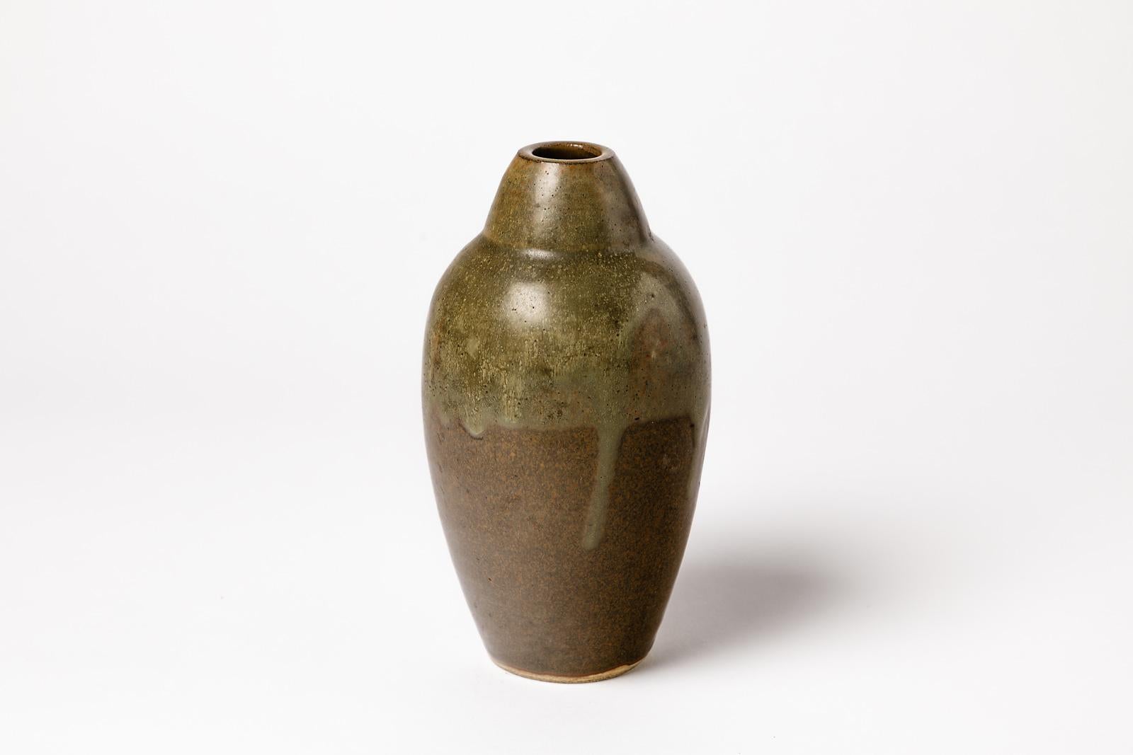Armand Bedu

circa 1950, in la Borne, famous potter center in France.

Mid-20th century elegant and shiny stoneware ceramic vase by French artist. Green and brown ceramic glaze colors.

Signed under the base

Dimensions : height 18cm large