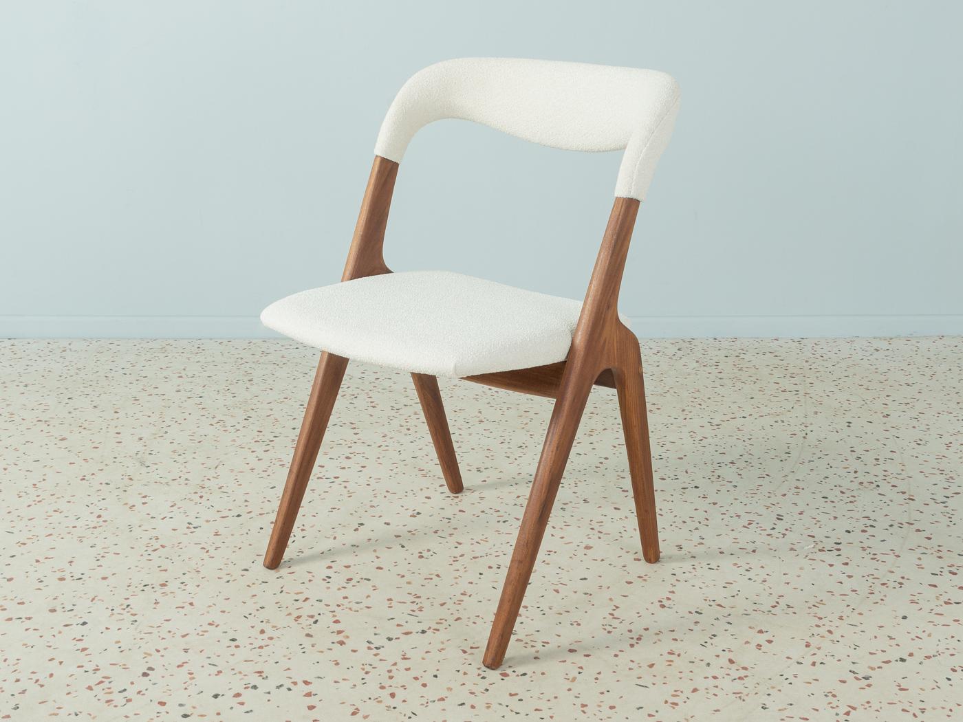 Élégante chaise conçue par Johannes Andersen pour Vamo Sønderborg dans les années 1960. Cadre en teck massif. La chaise a été retapissée et recouverte d'un tissu d'ameublement blanc crème de haute qualité.

Caractéristiques de qualité :
très bon