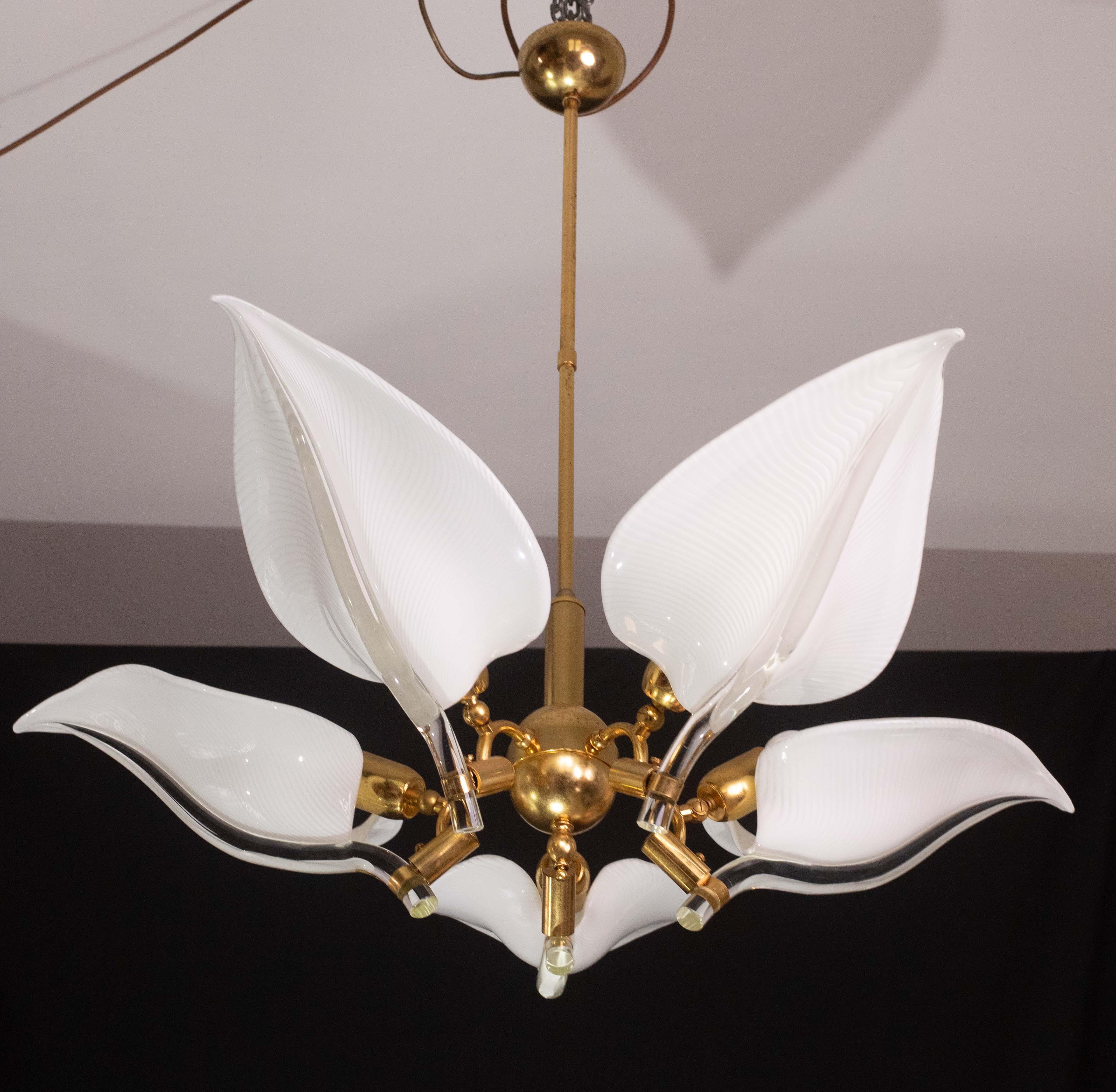 Grande e preziosissimo lampadario di Murano con foglie in vetro soffiato a mano e ferramenta placcata in oro del famoso maestro designer Franco Luce. 

Le cinque foglie di vetro o le tre code di gatto non presentano scheggiature, crepe o