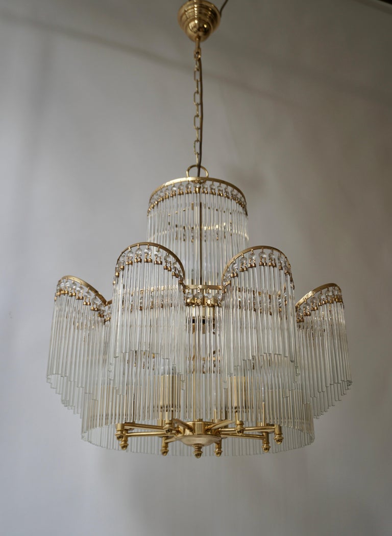 Elegant Chandelier in Brass and Glass For Sale 1