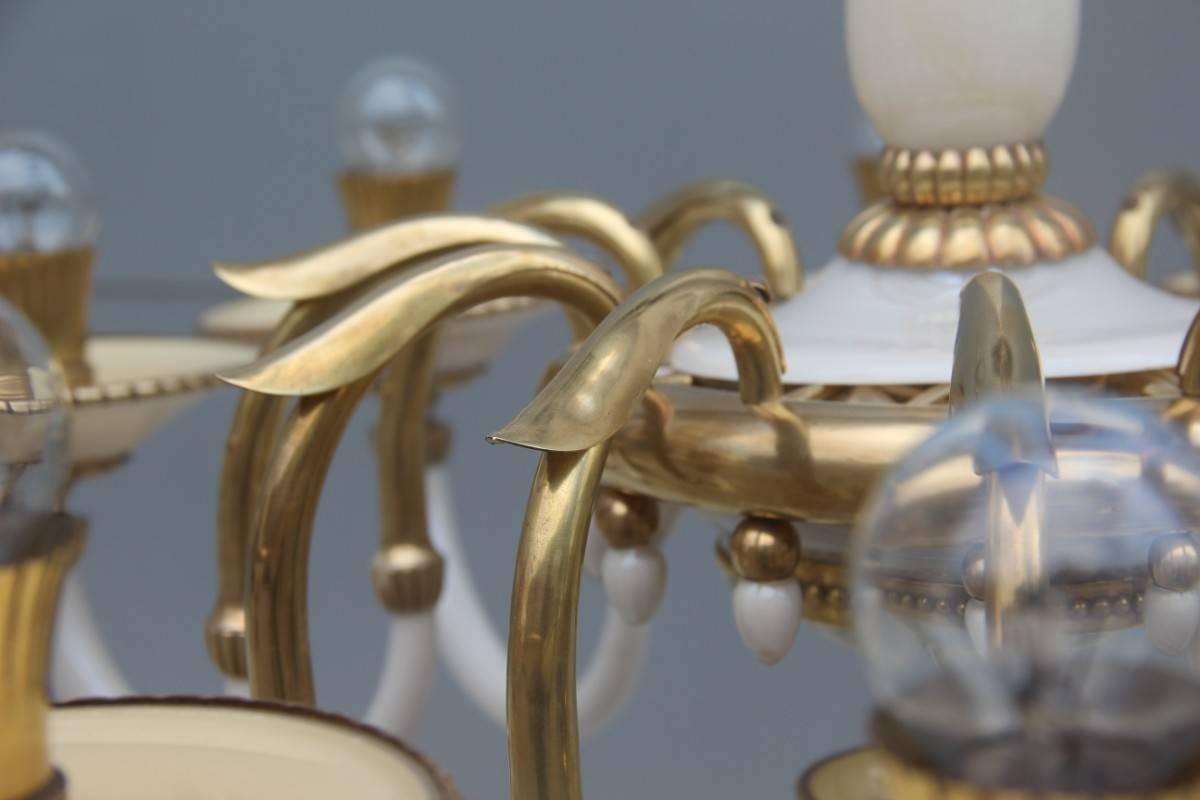 Eleganter eleganter Kronleuchter aus Opalglas und Messing im italienischen Design der 1950er Jahre im Angebot 5