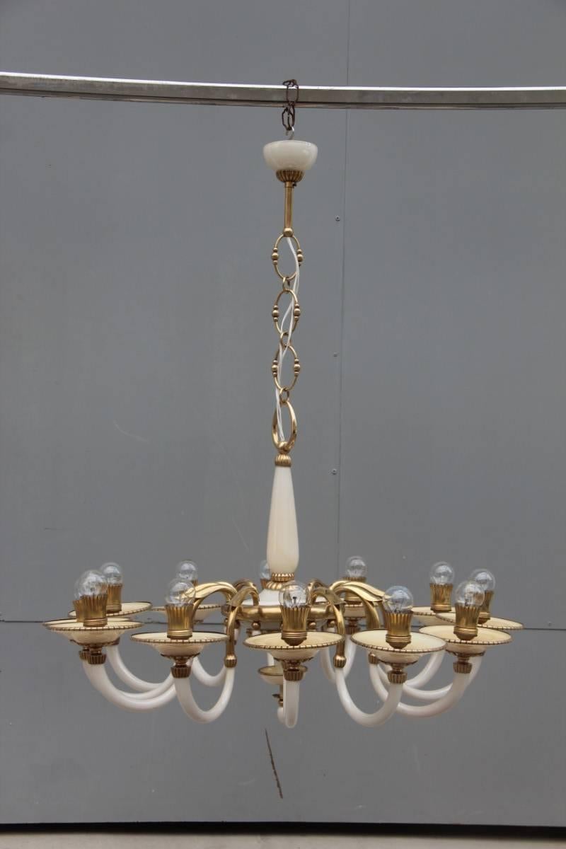 Lustre élégant en verre opale et laiton de conception italienne des années 1950 en vente 8