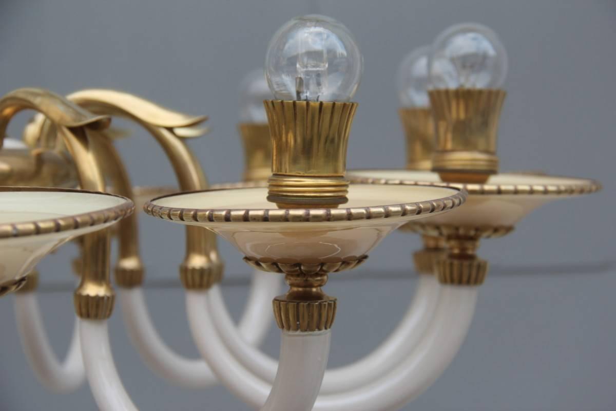 Lustre élégant en verre opale et laiton de conception italienne des années 1950 Excellent état - En vente à Palermo, Sicily
