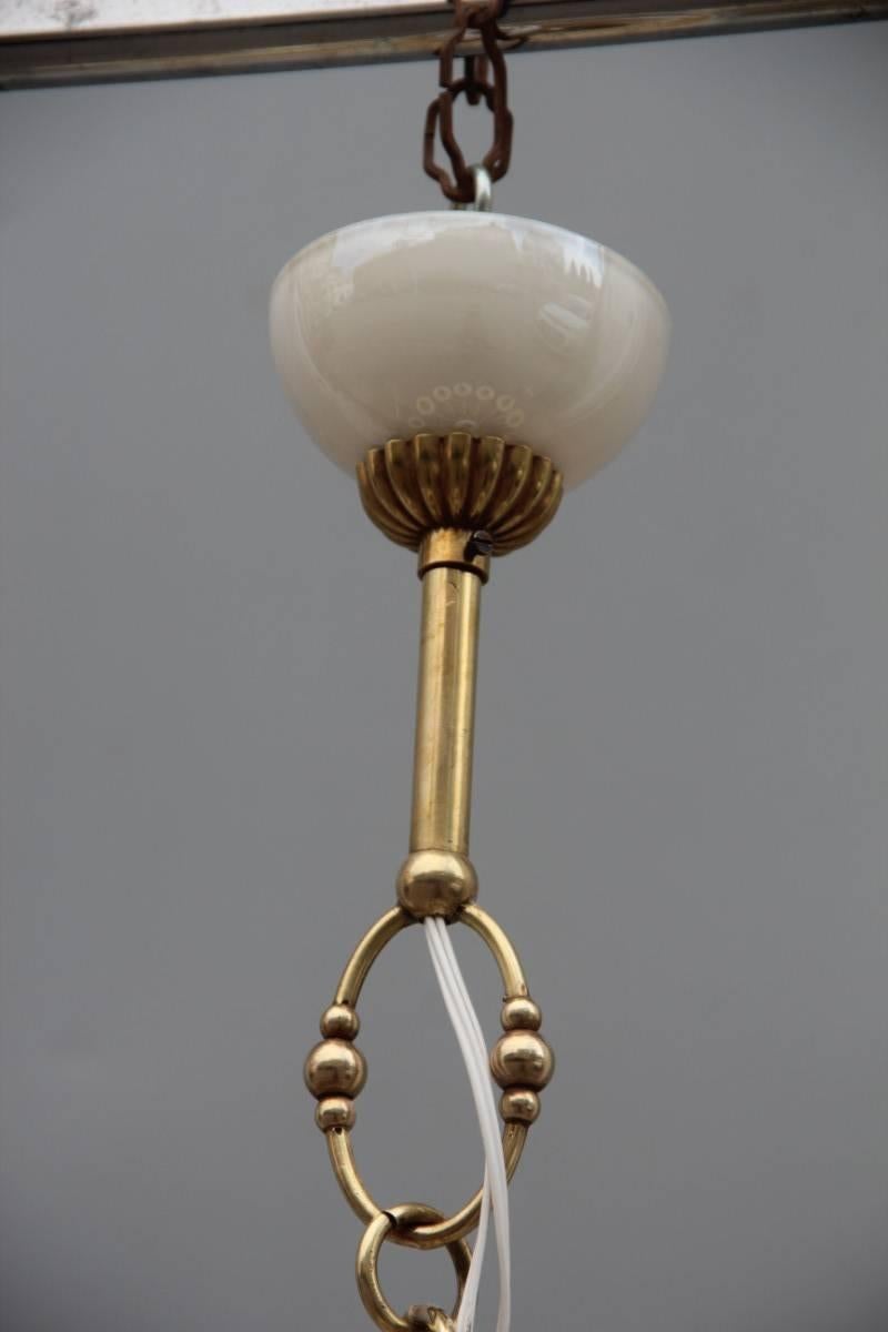 Lustre élégant en verre opale et laiton de conception italienne des années 1950 en vente 1