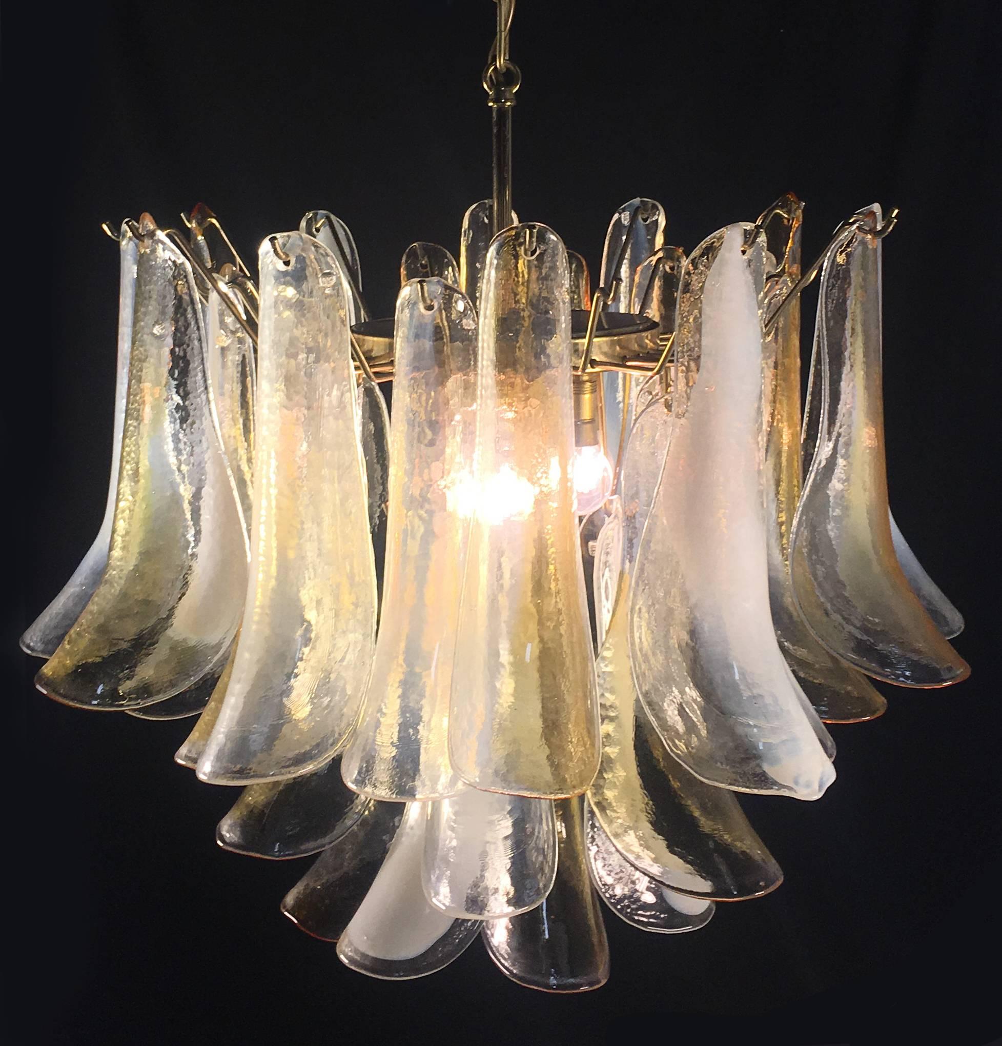 Italiano Elegante  Lampadario Petali bianchi e ambra, Murano, anni '90 in vendita