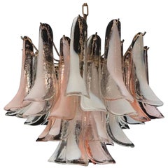 Eleganter Kronleuchter mit weißen und rosa Blütenblättern, Murano