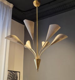 Elegante lámpara de araña de seis brazos, pantallas de metal perforado, Midcentury Modern