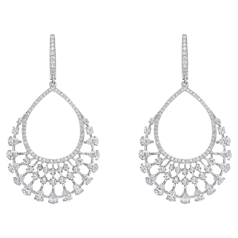 Elegant Chandeliers Earrings 14.67 Carat 18 Karat Gold Diamond Dangling
