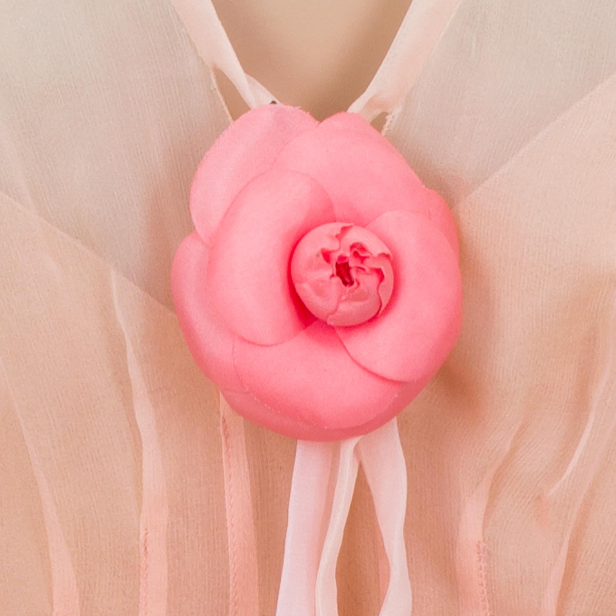 Women's or Men's Elegant Chanel 100% Silk Pleated Dress with Rose Detail For Sale