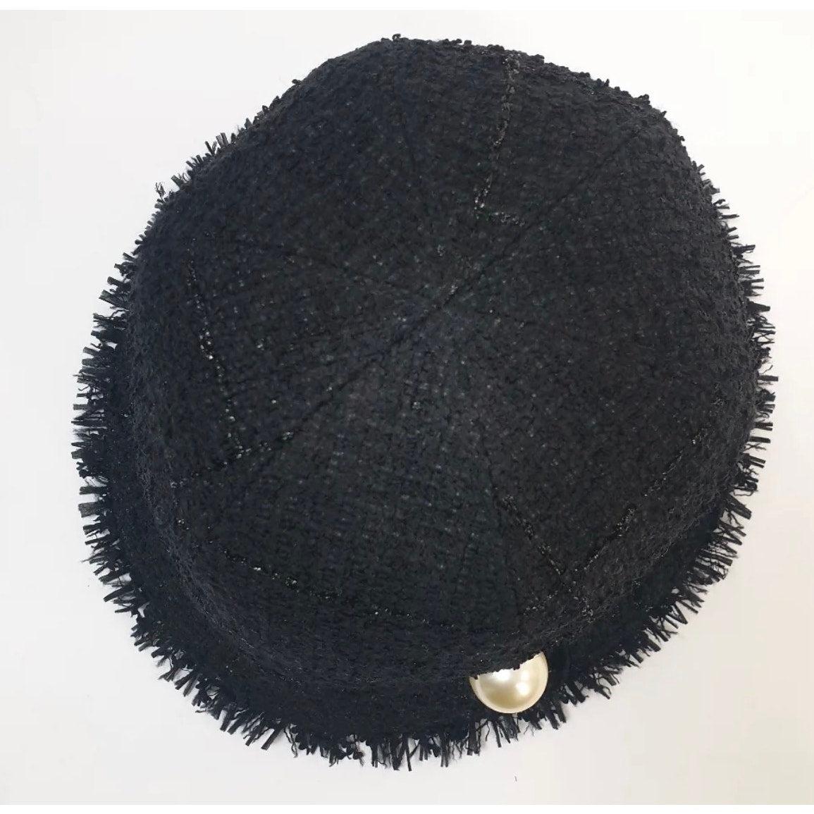 Nero Eleganza di Chanel in tweed nero  Cappello con accenti di perle S.I.M. in vendita