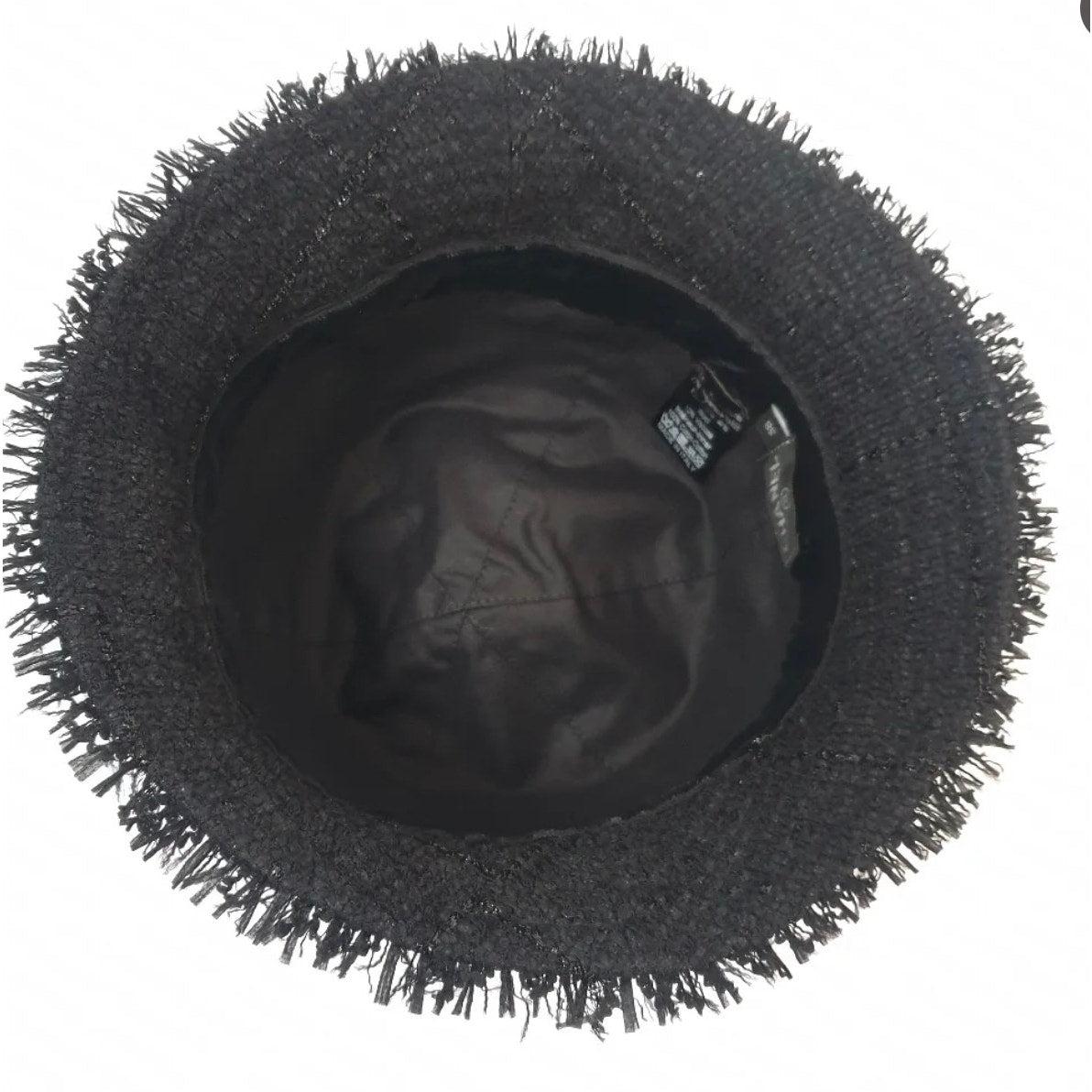 Eleganza di Chanel in tweed nero  Cappello con accenti di perle S.I.M. In condizioni ottime in vendita a Krakow, PL