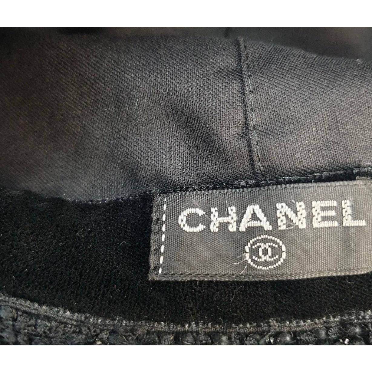 Donna Eleganza di Chanel in tweed nero  Cappello con accenti di perle S.I.M. in vendita