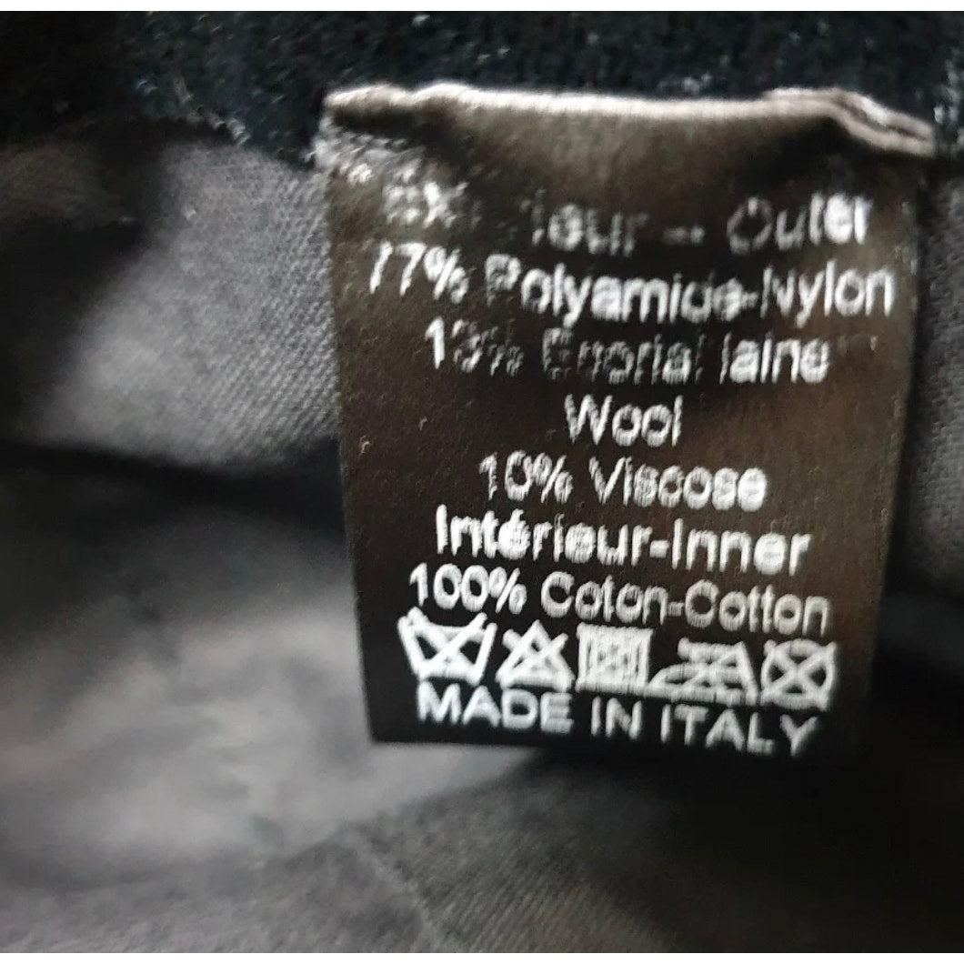 Eleganza di Chanel in tweed nero  Cappello con accenti di perle S.I.M. in vendita 1