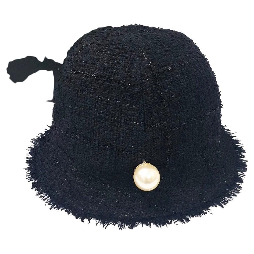 Eleganza di Chanel in tweed nero  Cappello con accenti di perle S.I.M. in vendita