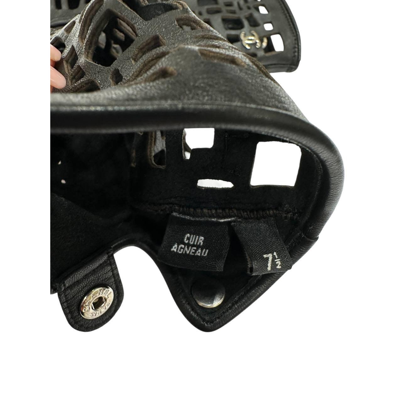 Elegant Chanel CC Laser Cut Detail Fingerless Gloves Sz.7.5 In Excellent Condition For Sale In Krakow, PL