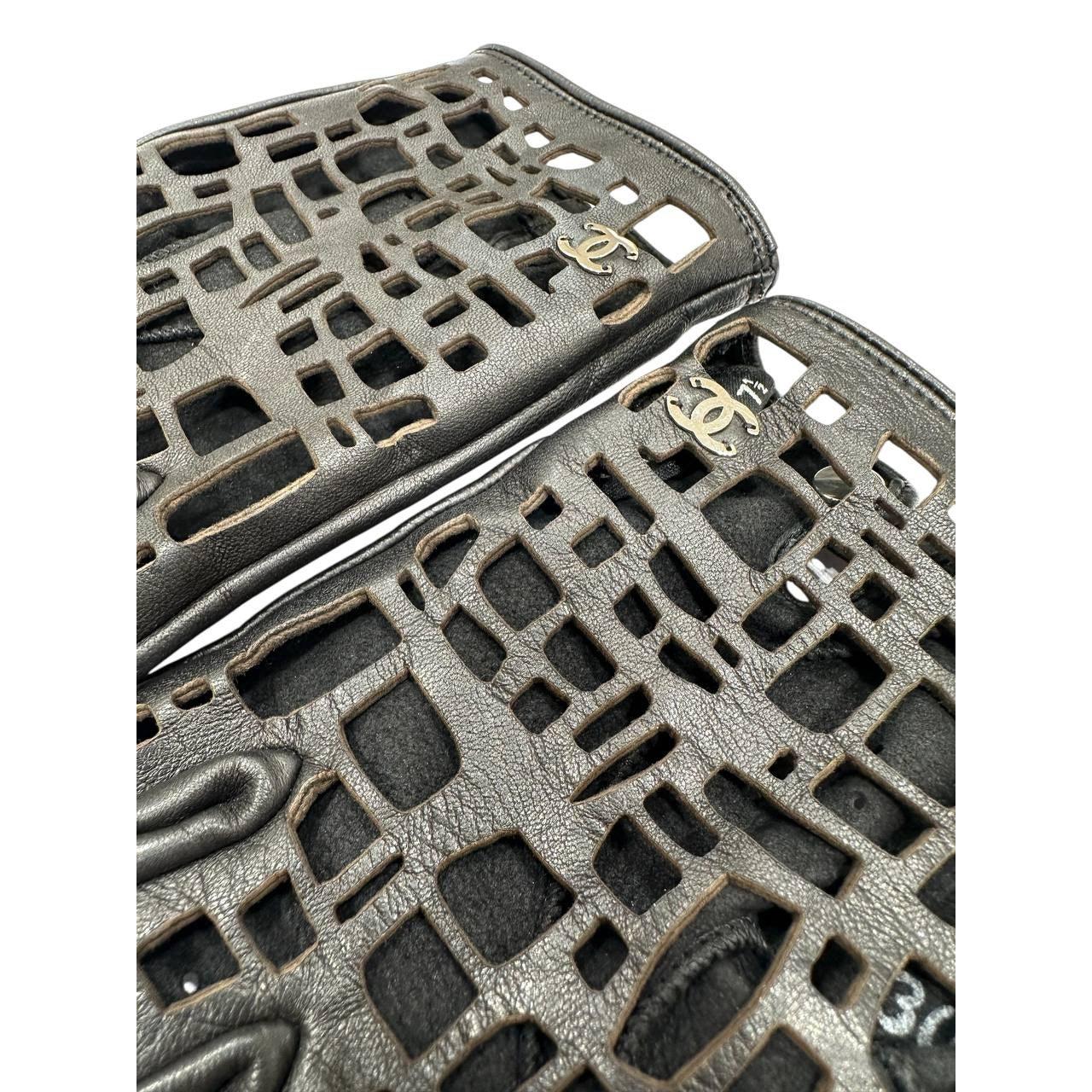 Women's Elegant Chanel CC Laser Cut Detail Fingerless Gloves Sz.7.5 For Sale
