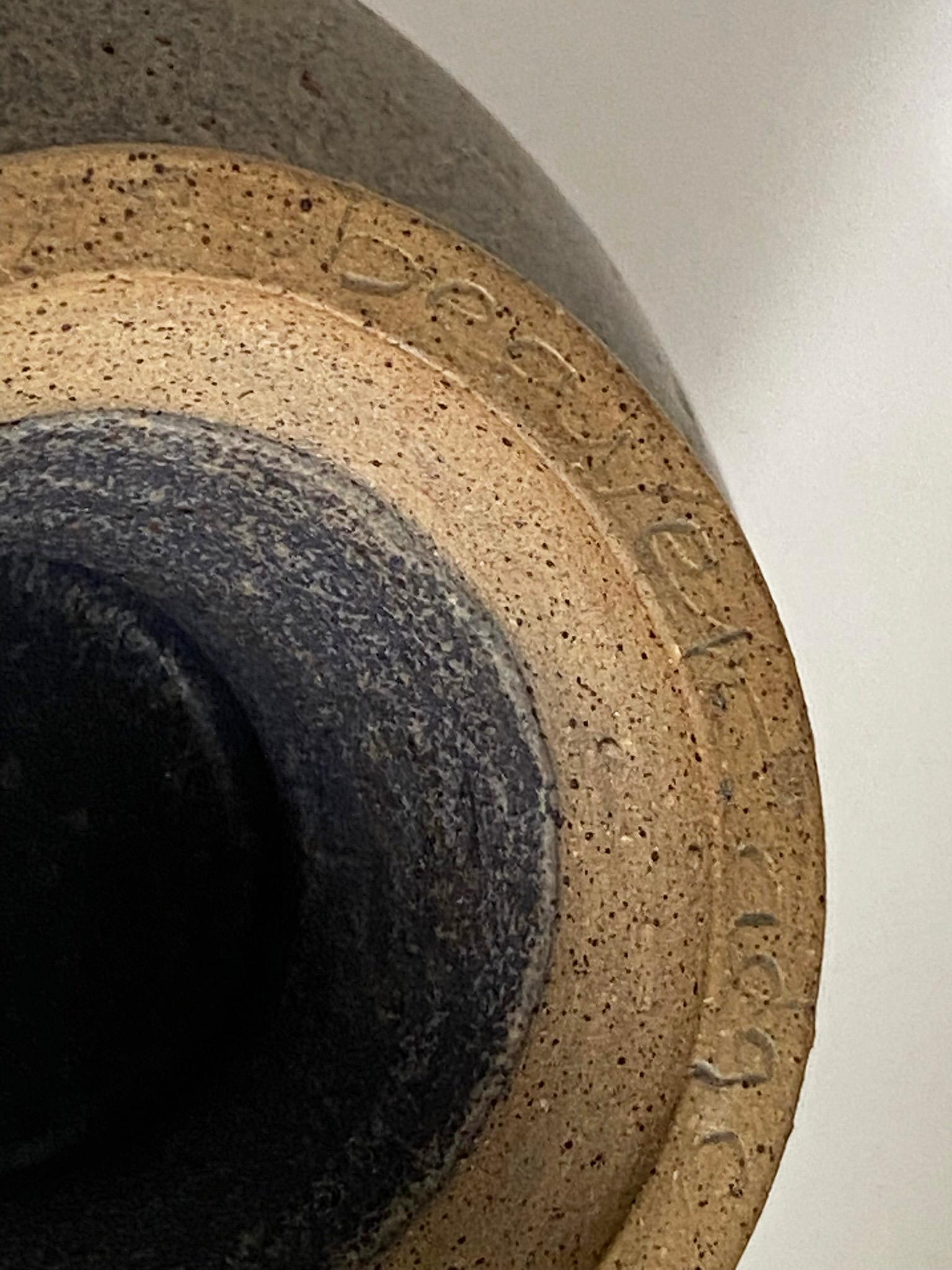 Elegante jarra o urna de cerámica con pie Charles Counts en venta 3