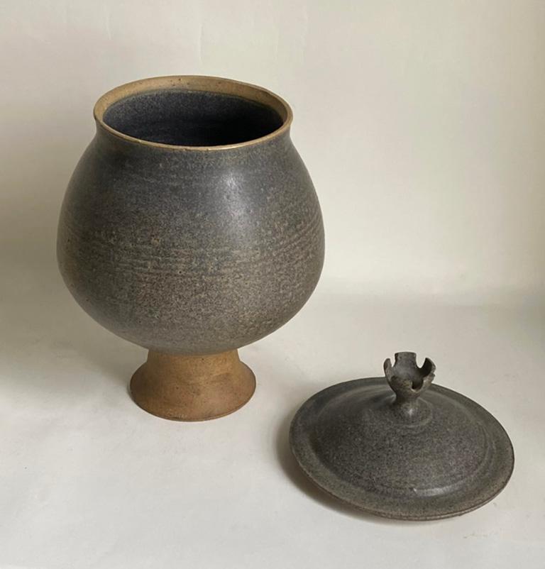 Elegante jarra o urna de cerámica con pie Charles Counts en venta 4