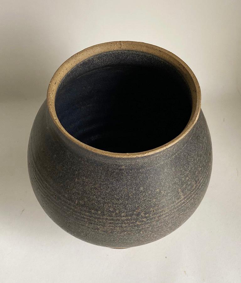 Elegante jarra o urna de cerámica con pie Charles Counts Moderno de mediados de siglo en venta