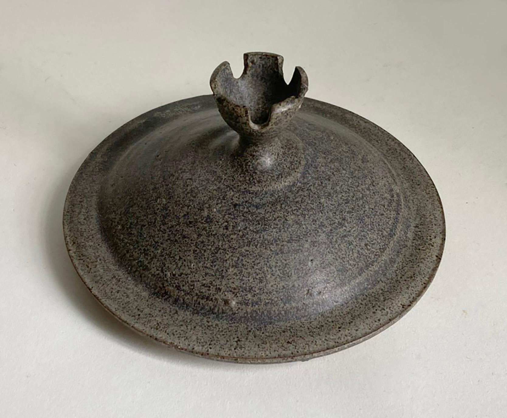 Elegante jarra o urna de cerámica con pie Charles Counts Estadounidense en venta