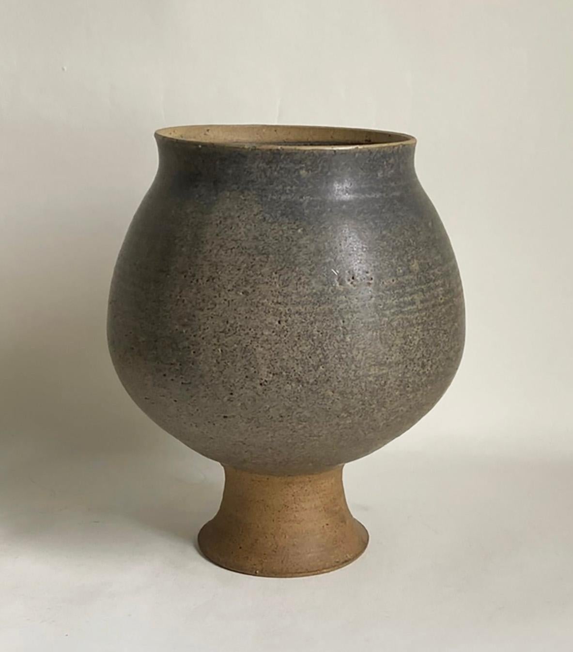 Elegante jarra o urna de cerámica con pie Charles Counts siglo XX en venta