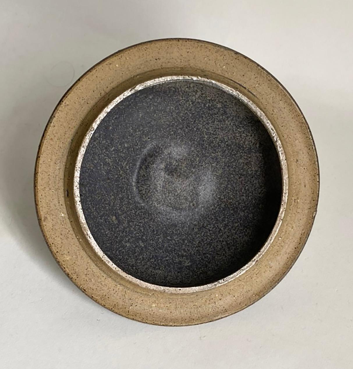 Elegante jarra o urna de cerámica con pie Charles Counts Alfarería en venta