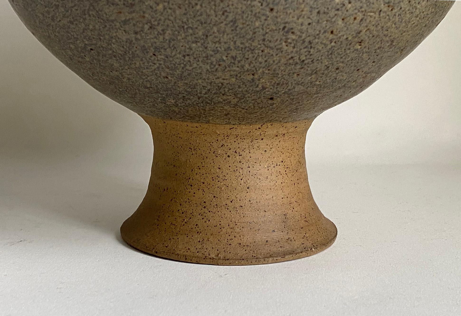 Elegante jarra o urna de cerámica con pie Charles Counts en venta 1