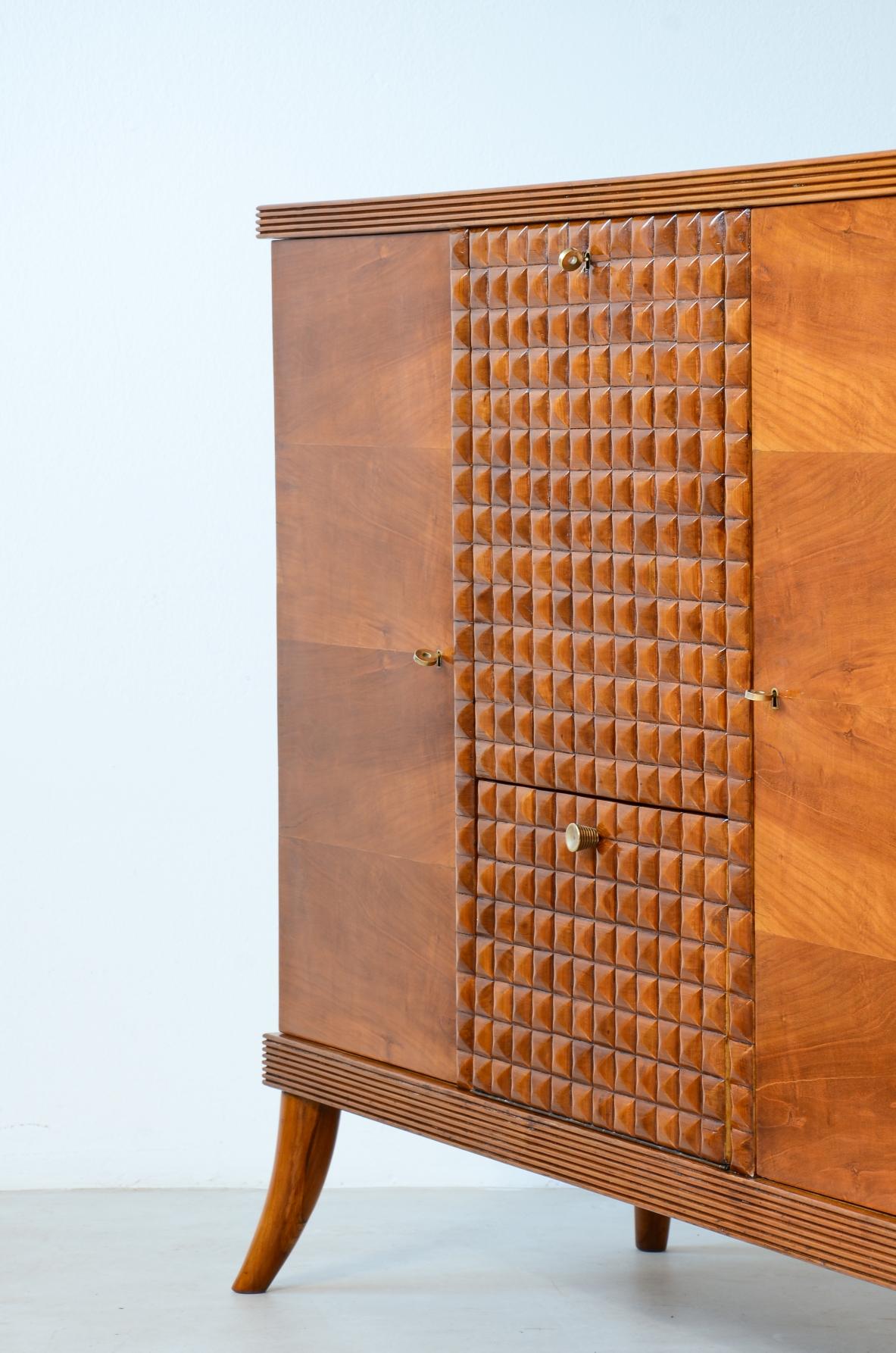 Elegant cherry bar cabinet with diamond-cut wood front by Paolo Buffa For Sale 3