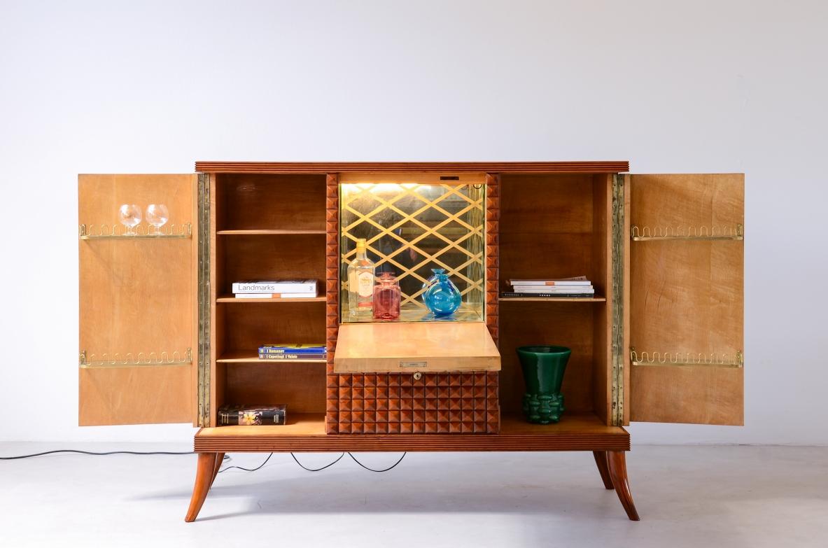 Italian Elegant cherry bar cabinet with diamond-cut wood front by Paolo Buffa For Sale