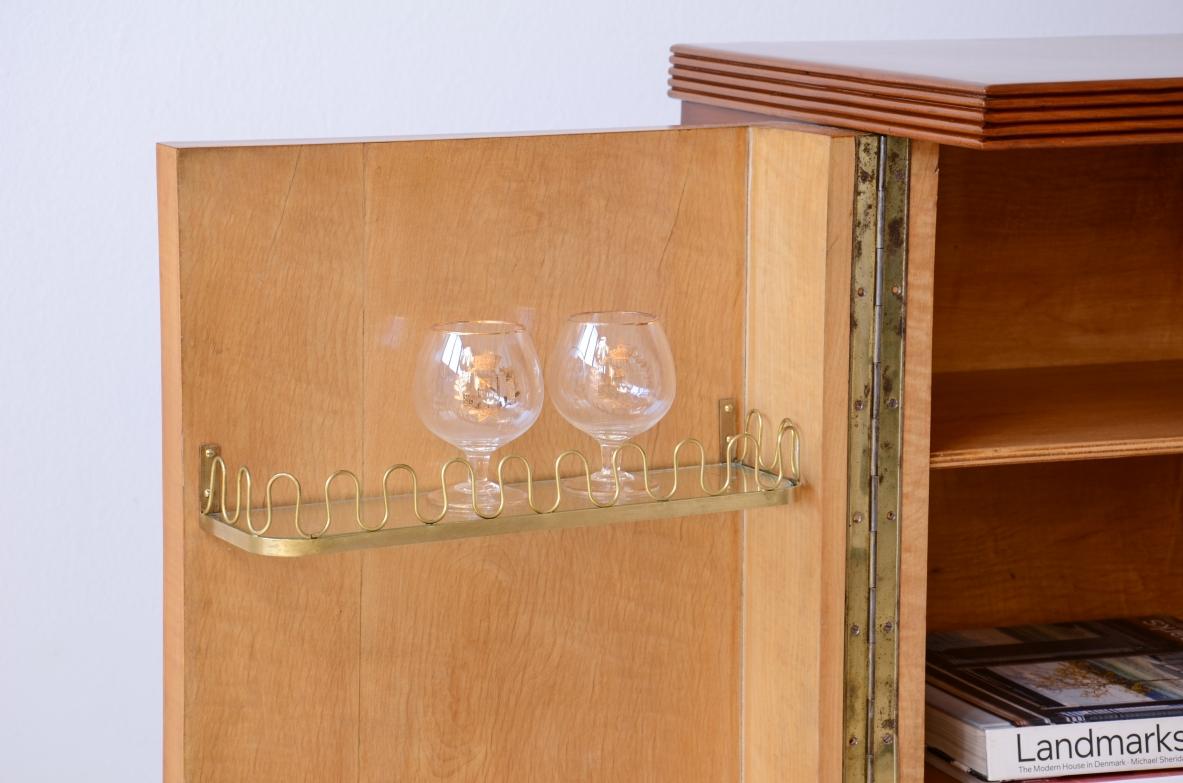 20th Century Elegant cherry bar cabinet with diamond-cut wood front by Paolo Buffa For Sale
