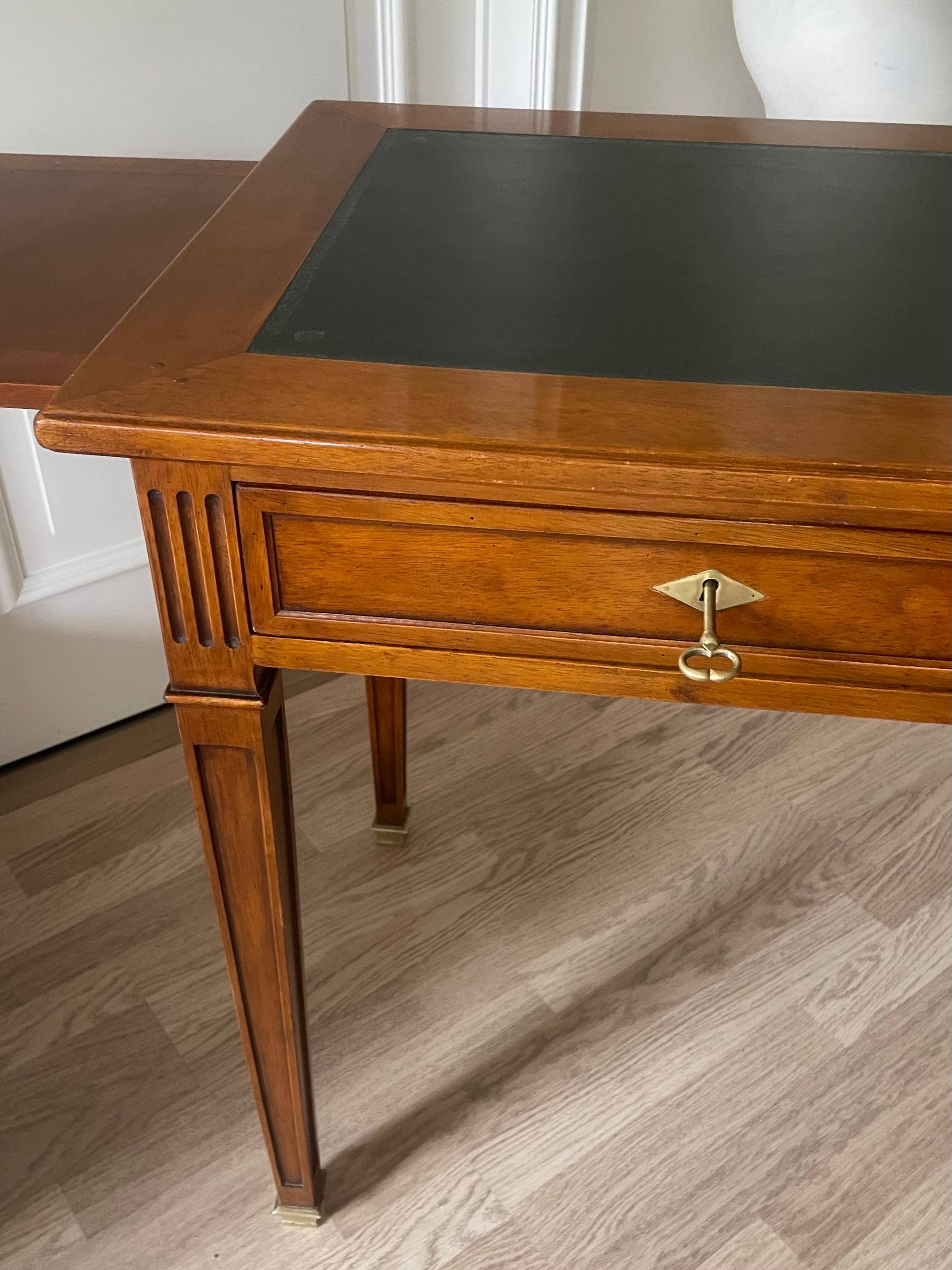 Neoclassico Eleganza della scrivania in Wood della Maison Jansen, Francia 1950. in vendita