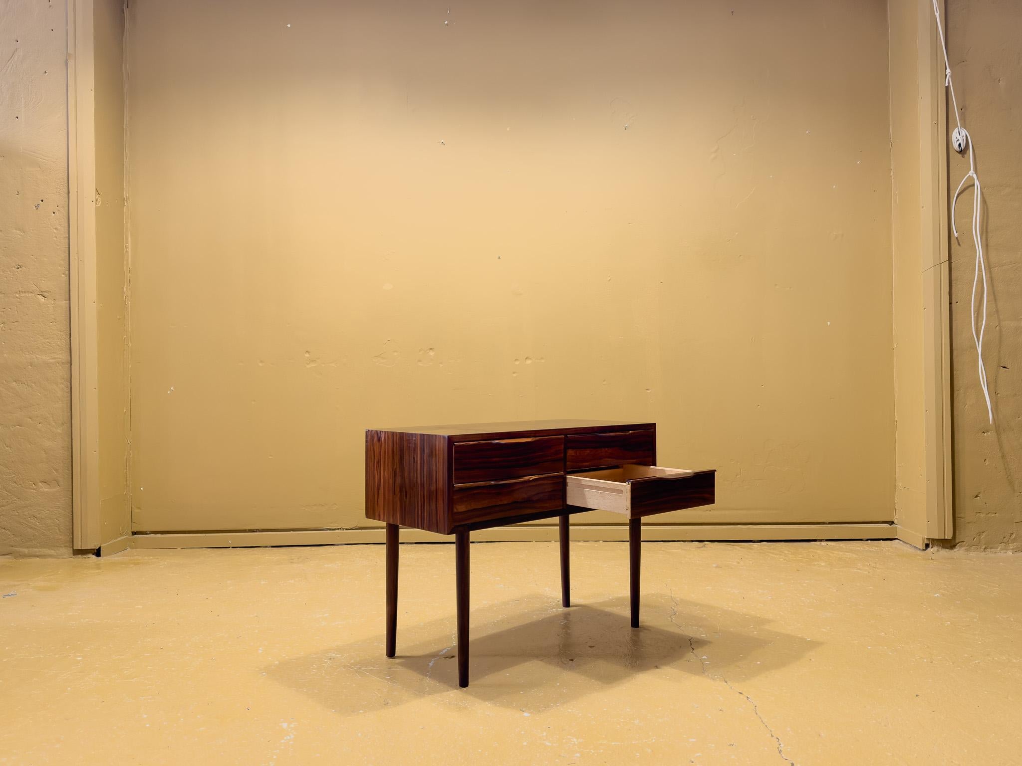 Mid-Century moderno Cassettiera Eleg in vendita
