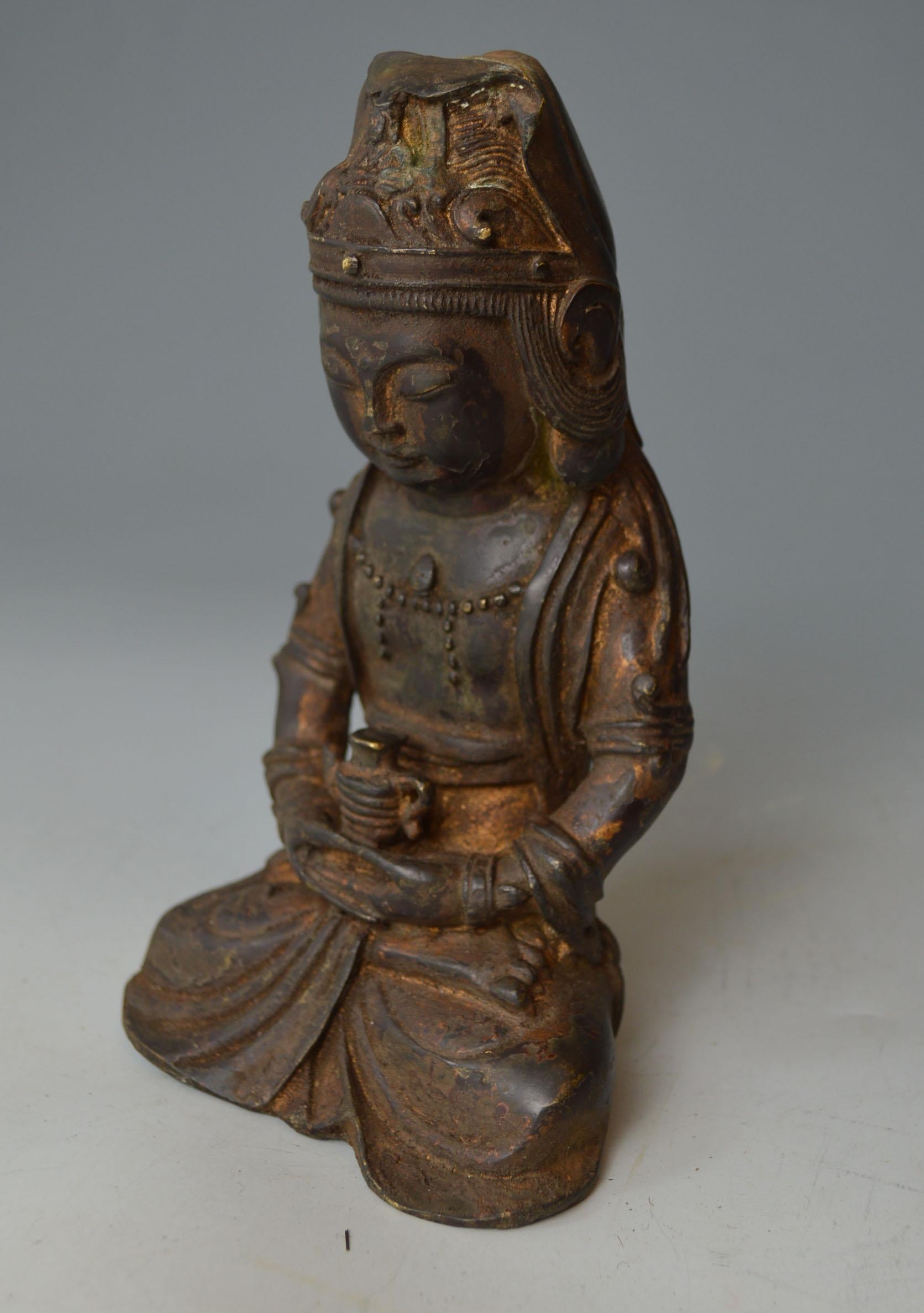 Elegant Chinese Bronze Buddha circa 18th Century or Earlier 中国古董 In Good Condition In London, GB