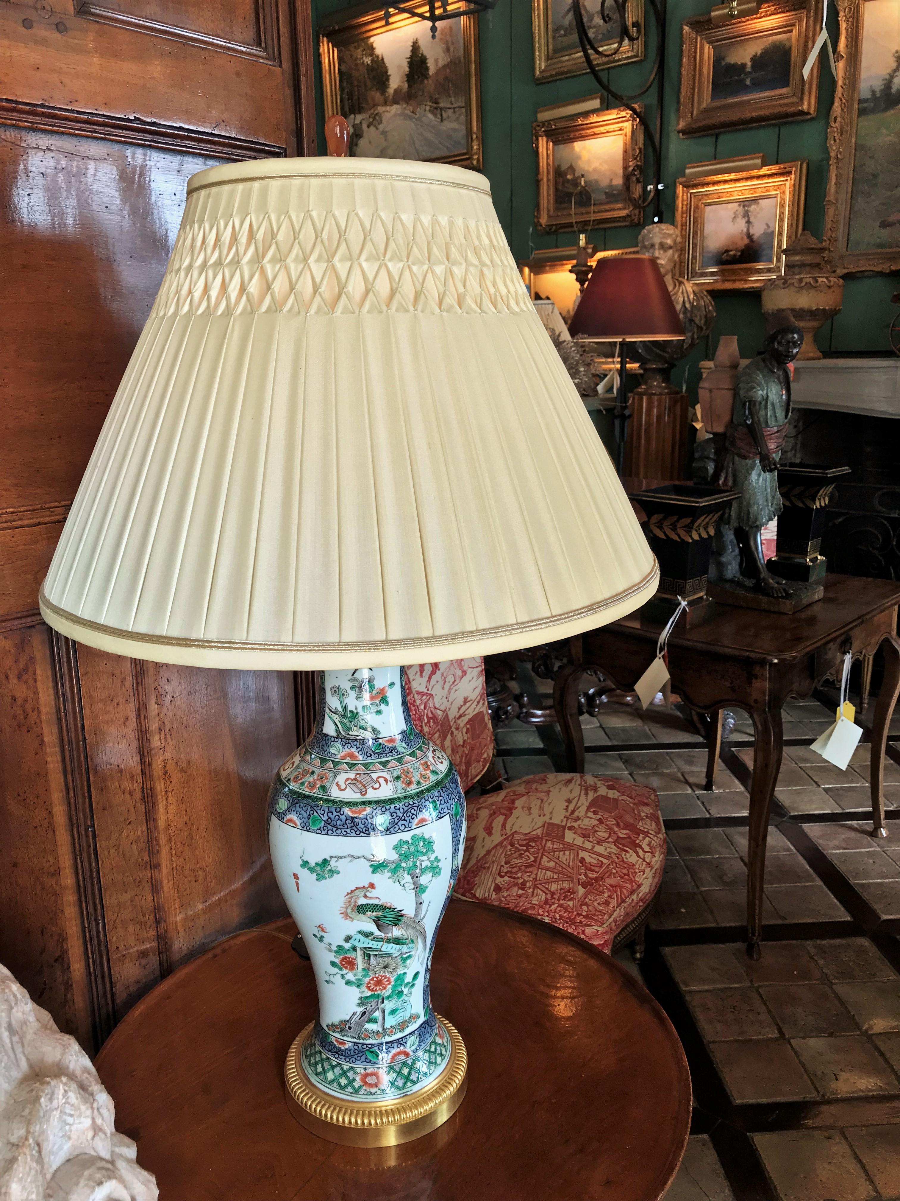 Elegante vaso cinese Famille Rose e montatura in bronzo dorato, lampada da tavolo laterale antica in vendita 4