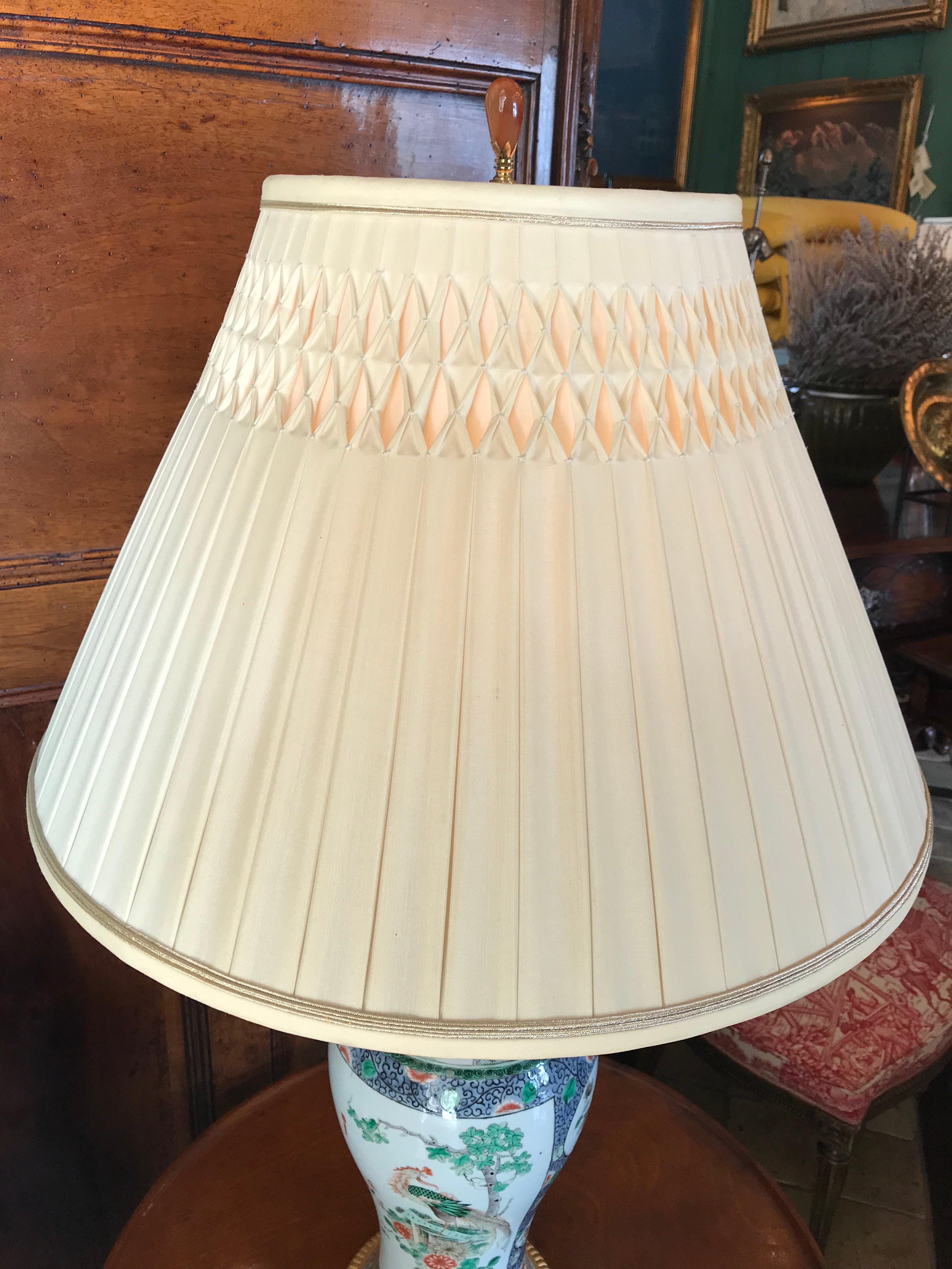 Elegante vaso cinese Famille Rose e montatura in bronzo dorato, lampada da tavolo laterale antica in vendita 5
