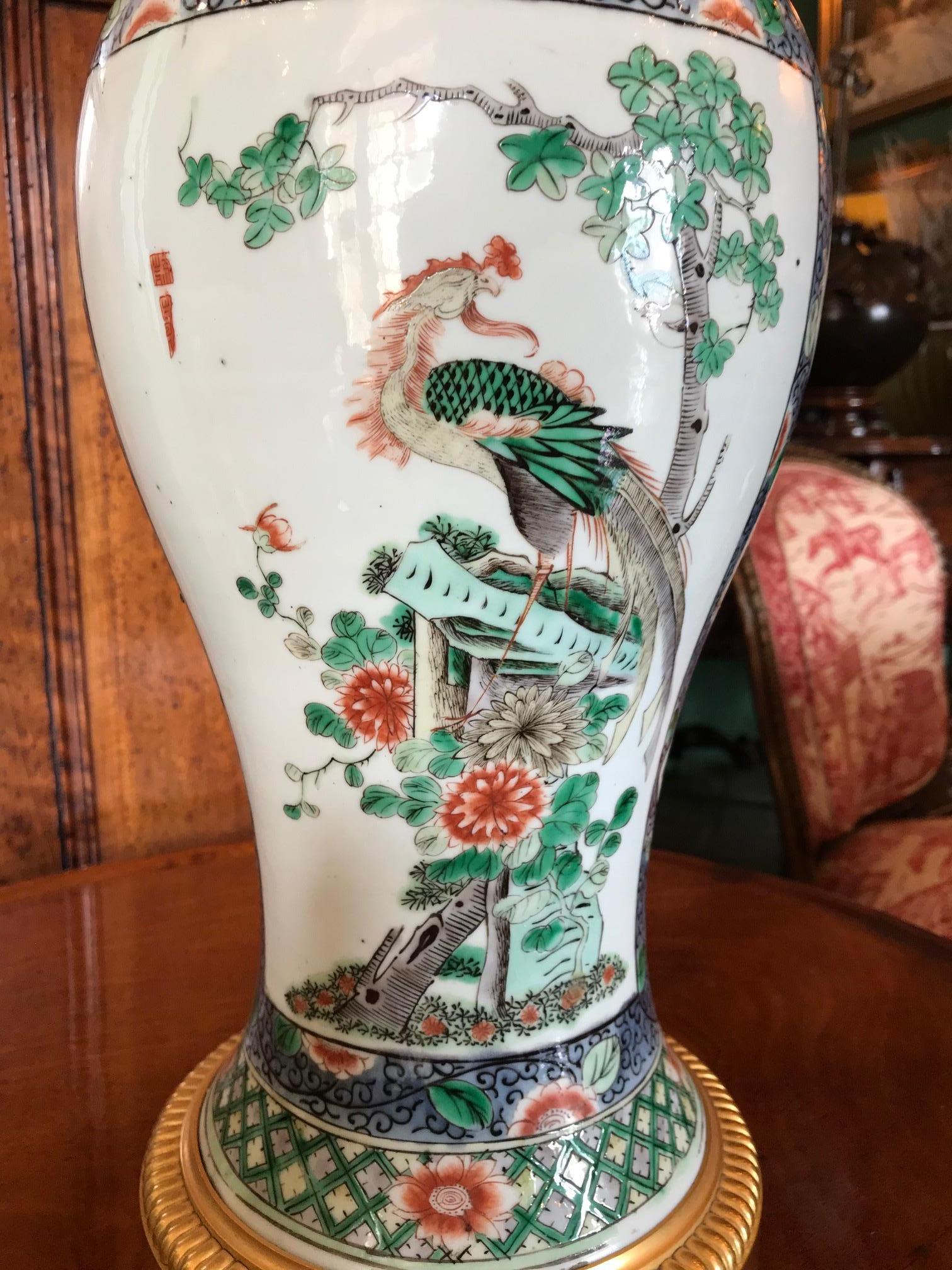 Elegante vaso cinese Famille Rose e montatura in bronzo dorato, lampada da tavolo laterale antica in vendita 7