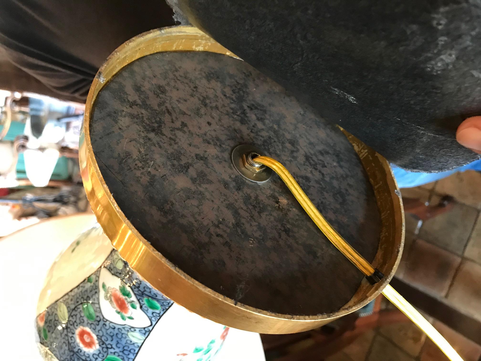 Elegante vaso cinese Famille Rose e montatura in bronzo dorato, lampada da tavolo laterale antica in vendita 9