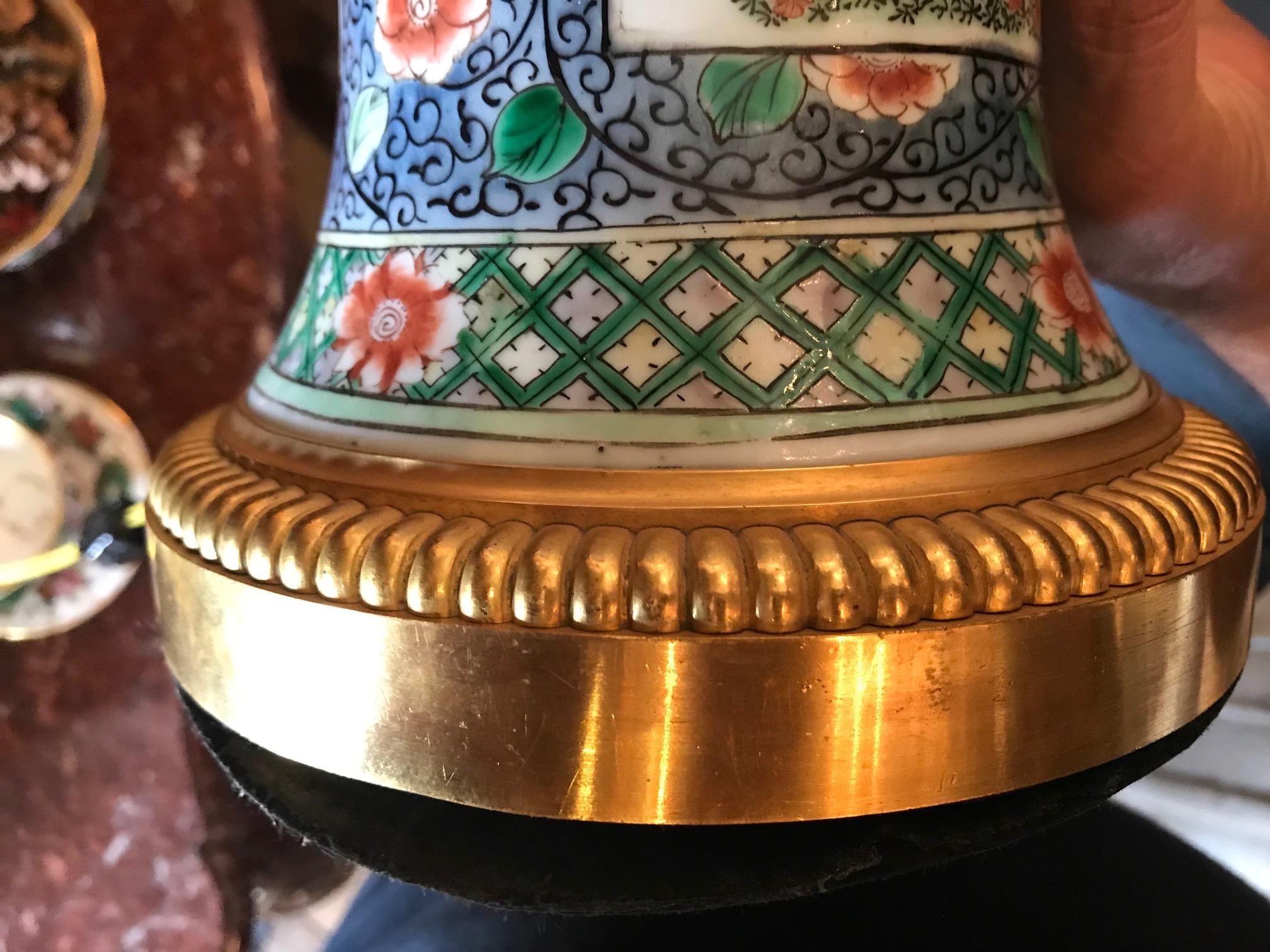 Elegante vaso cinese Famille Rose e montatura in bronzo dorato, lampada da tavolo laterale antica in vendita 11