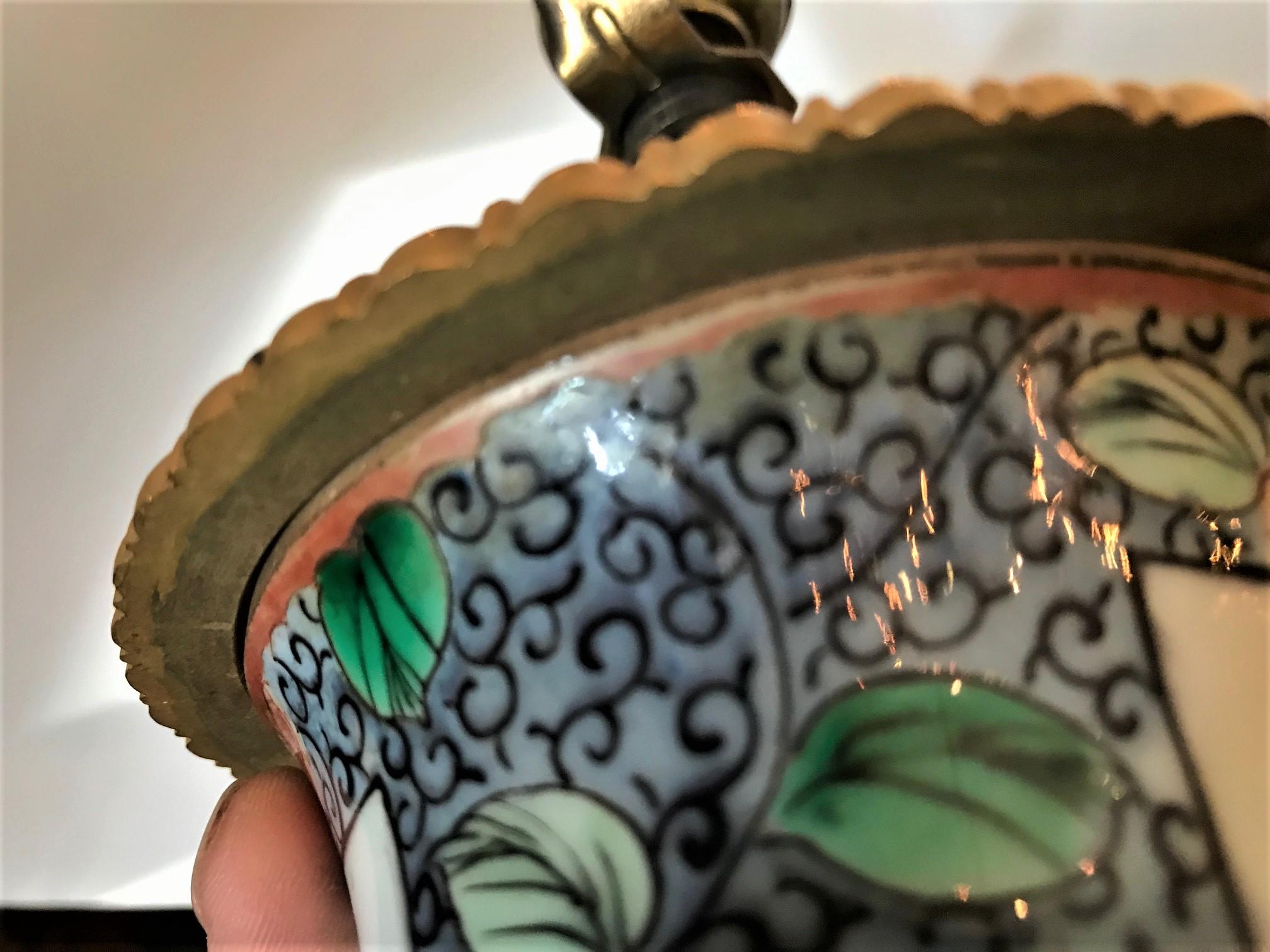 Elegante vaso cinese Famille Rose e montatura in bronzo dorato, lampada da tavolo laterale antica in vendita 12