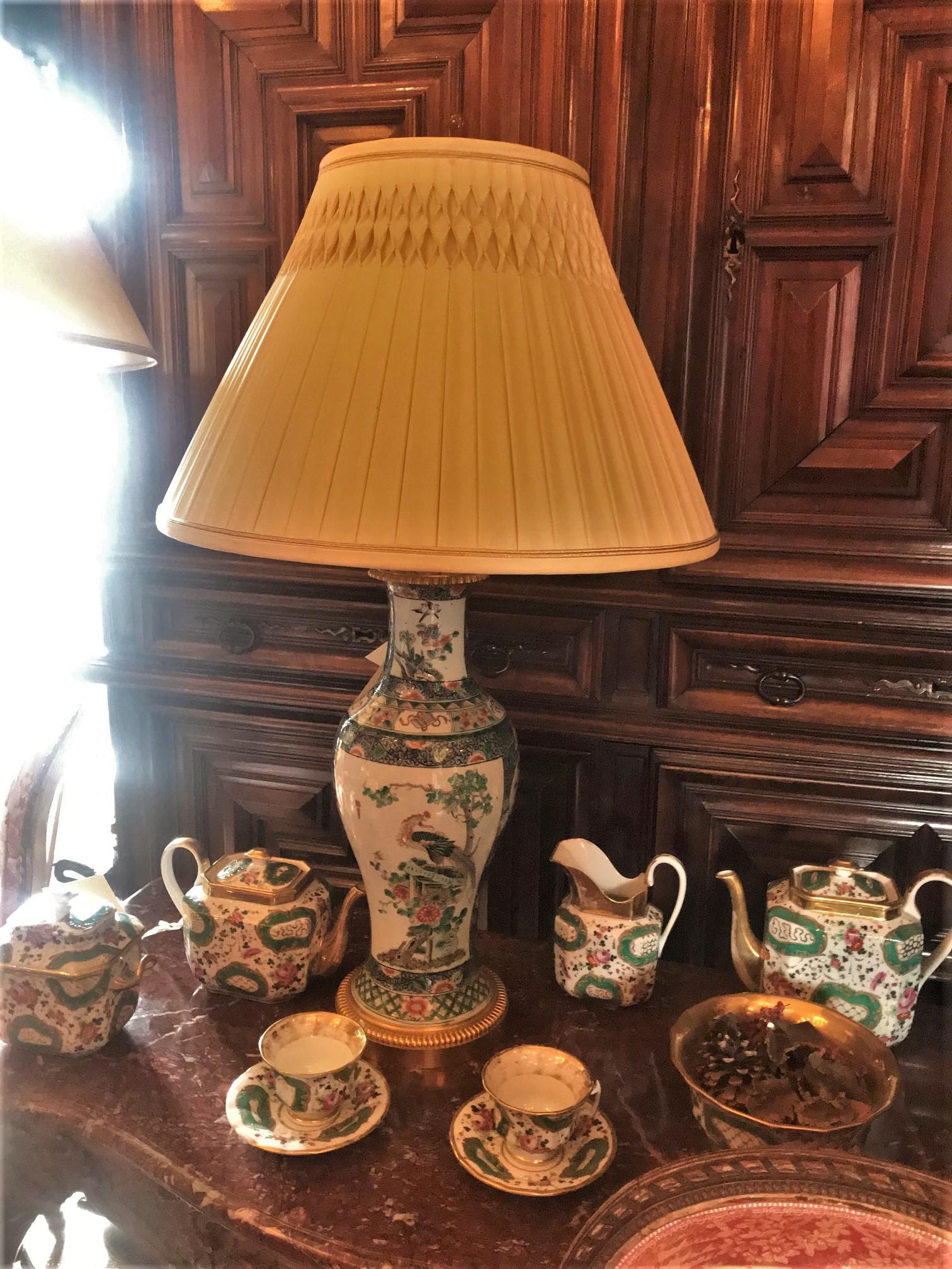 Elegante vaso cinese Famille Rose e montatura in bronzo dorato, lampada da tavolo laterale antica in vendita 13